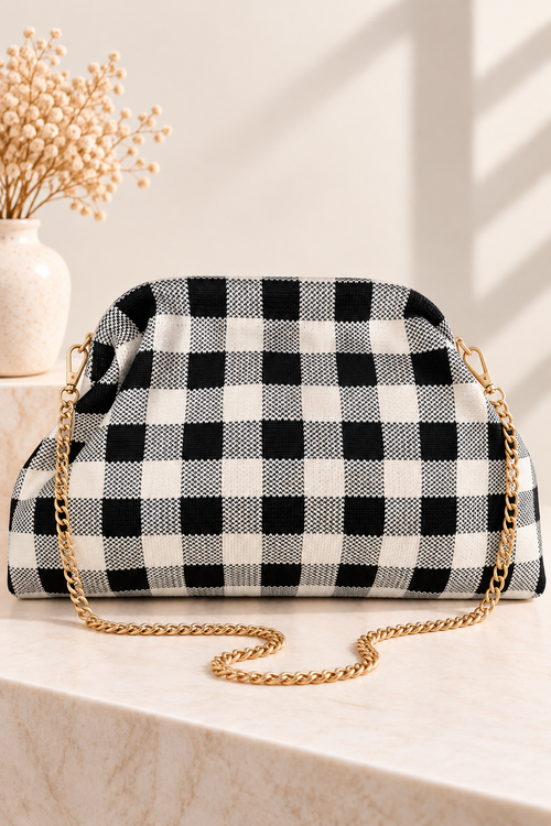 Bolso clutch cuadros blanco y negro con cadena dorada bandolera