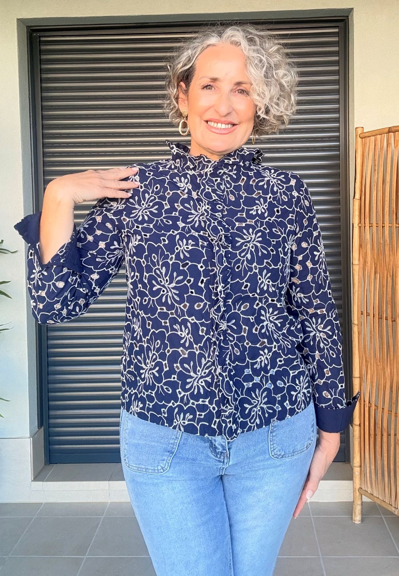 Blusa Perforada Blanca Bordada en Azul