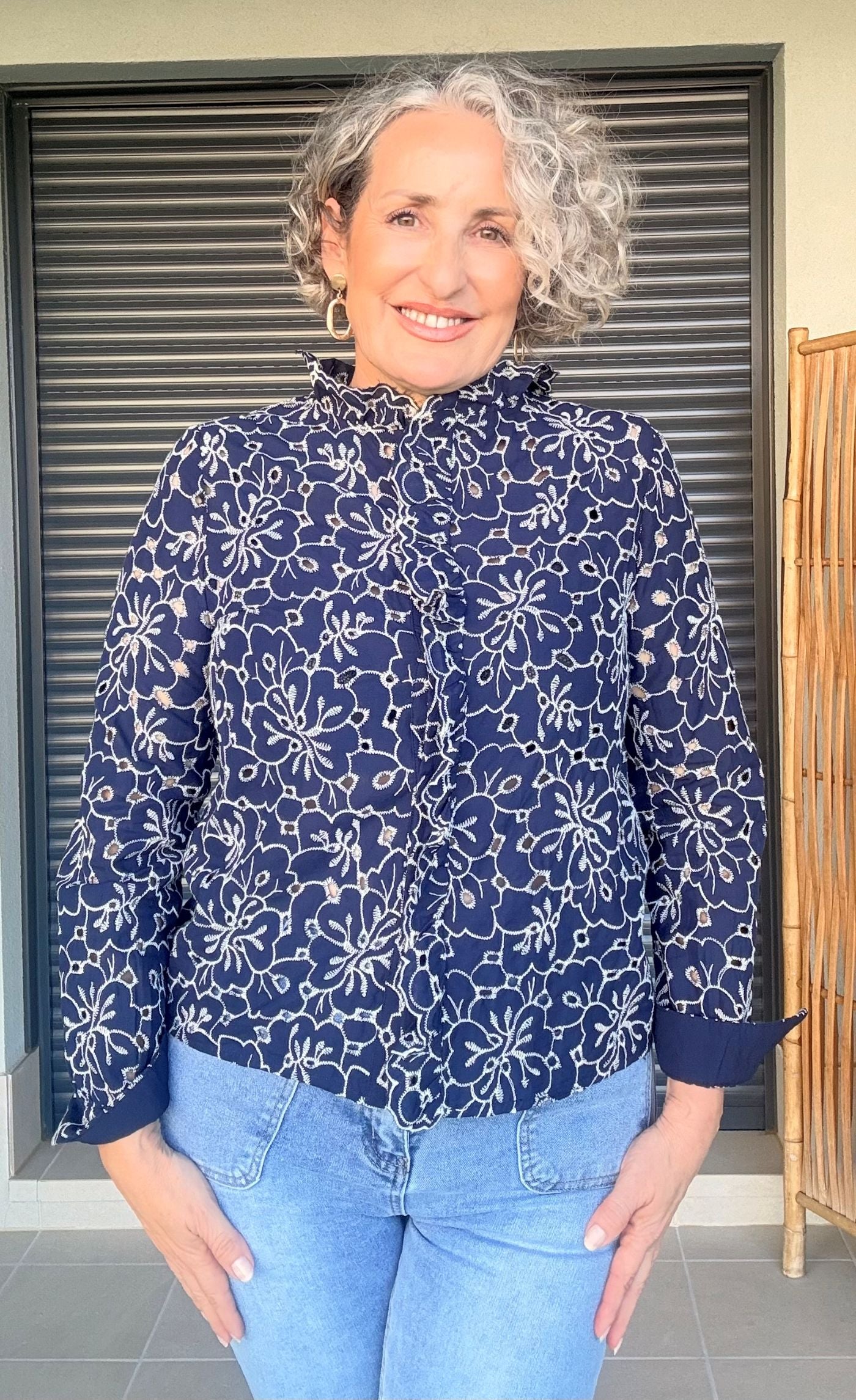 Blusa Perforada Blanca Bordada en Azul