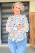 Blusa Traforata Bianca con Collo Alto, Pizzi e Manica Lunga
