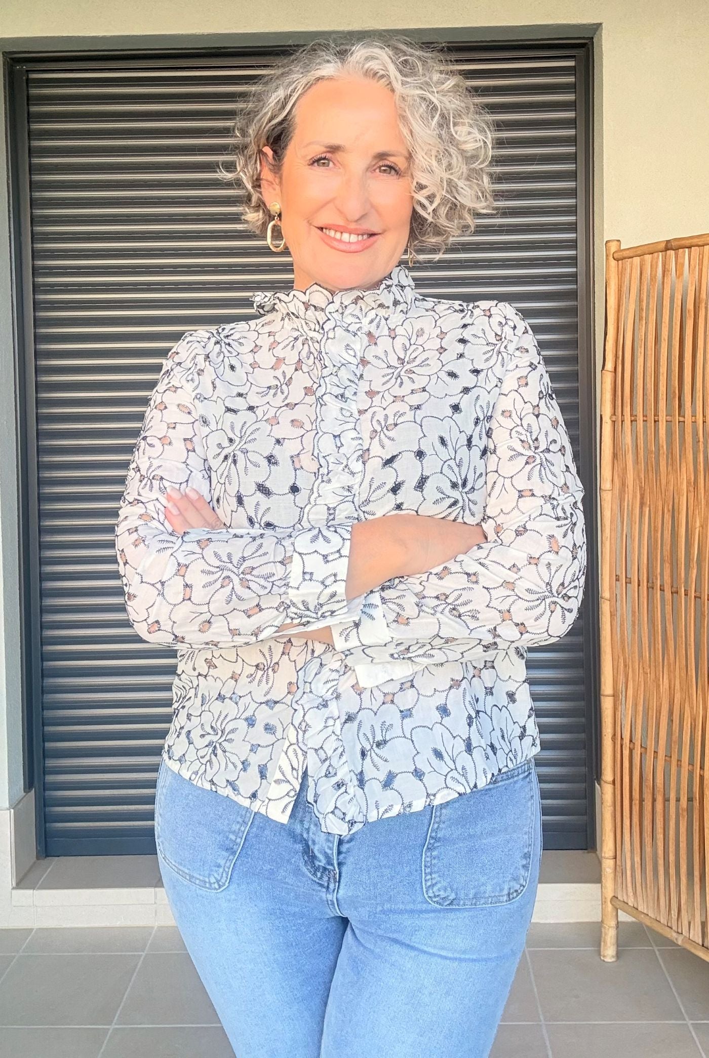 Blusa Perforada Blanca con Cuello Cisne, Blonditas y Manga Larga