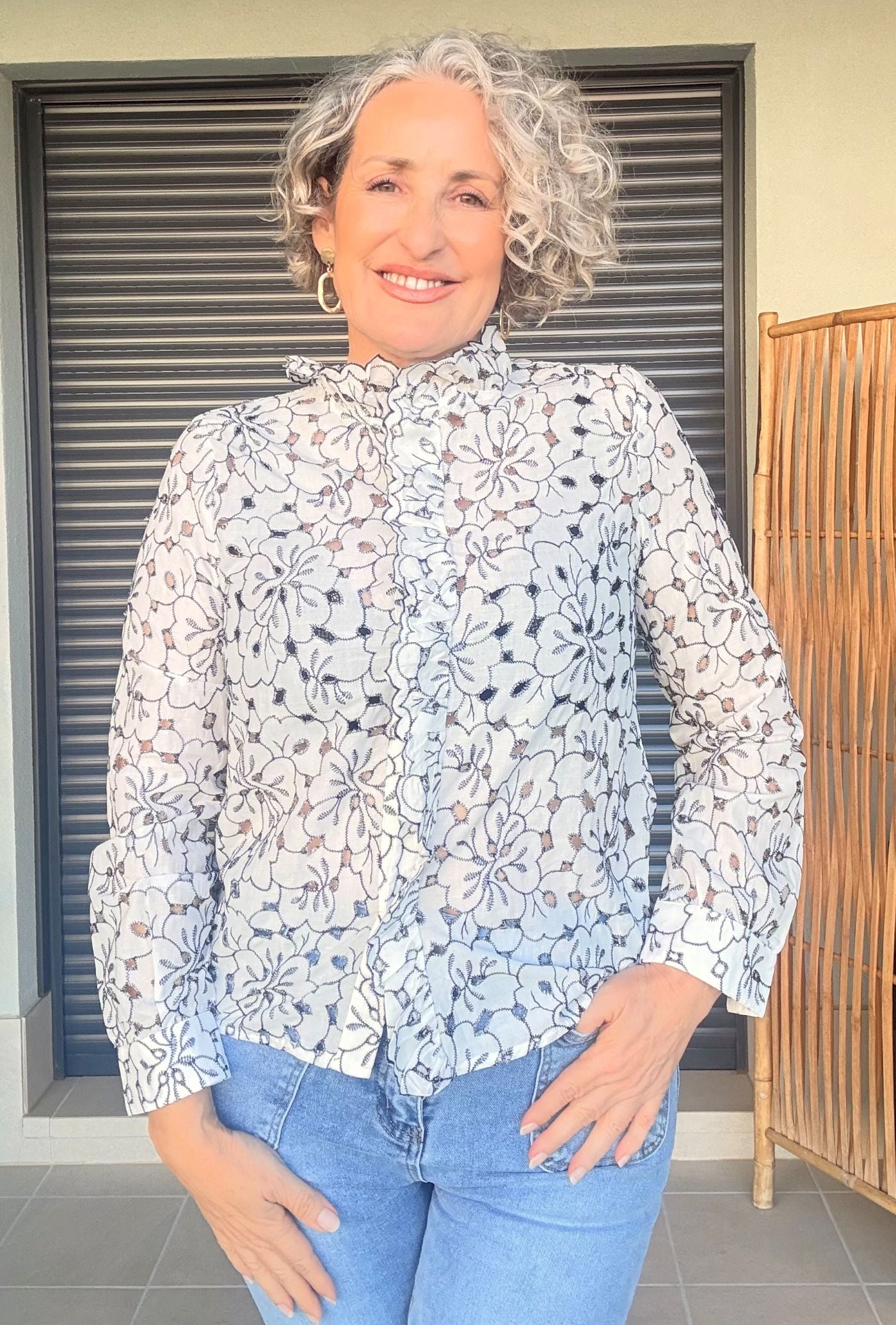 Blusa Perforada Blanca con Cuello Cisne, Blonditas y Manga Larga