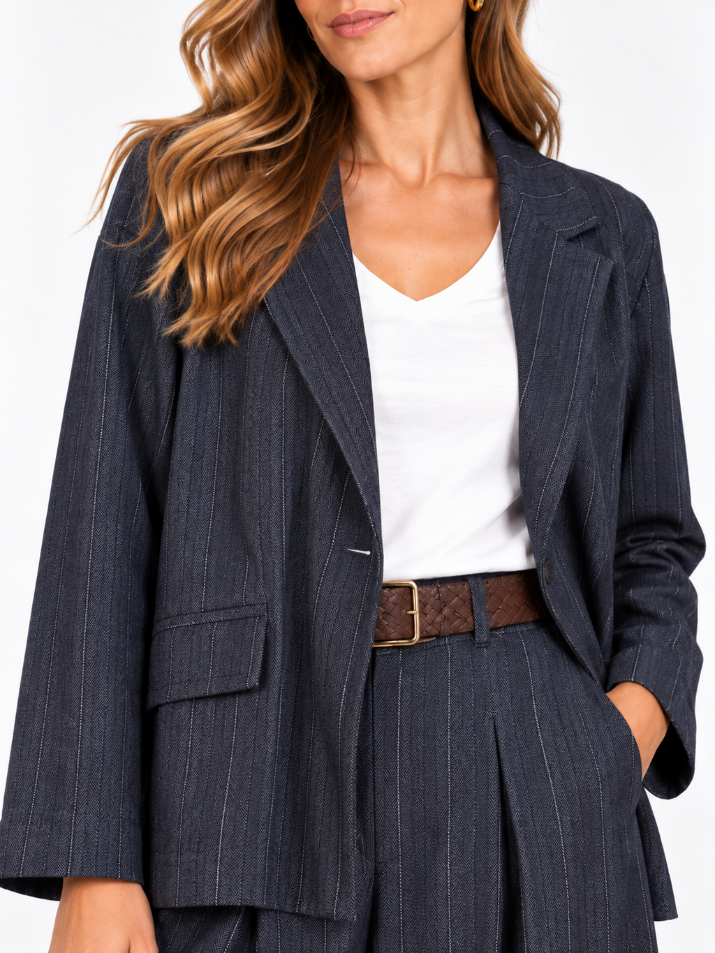 Chaqueta azul de raya diplomática combinada con vaqueros