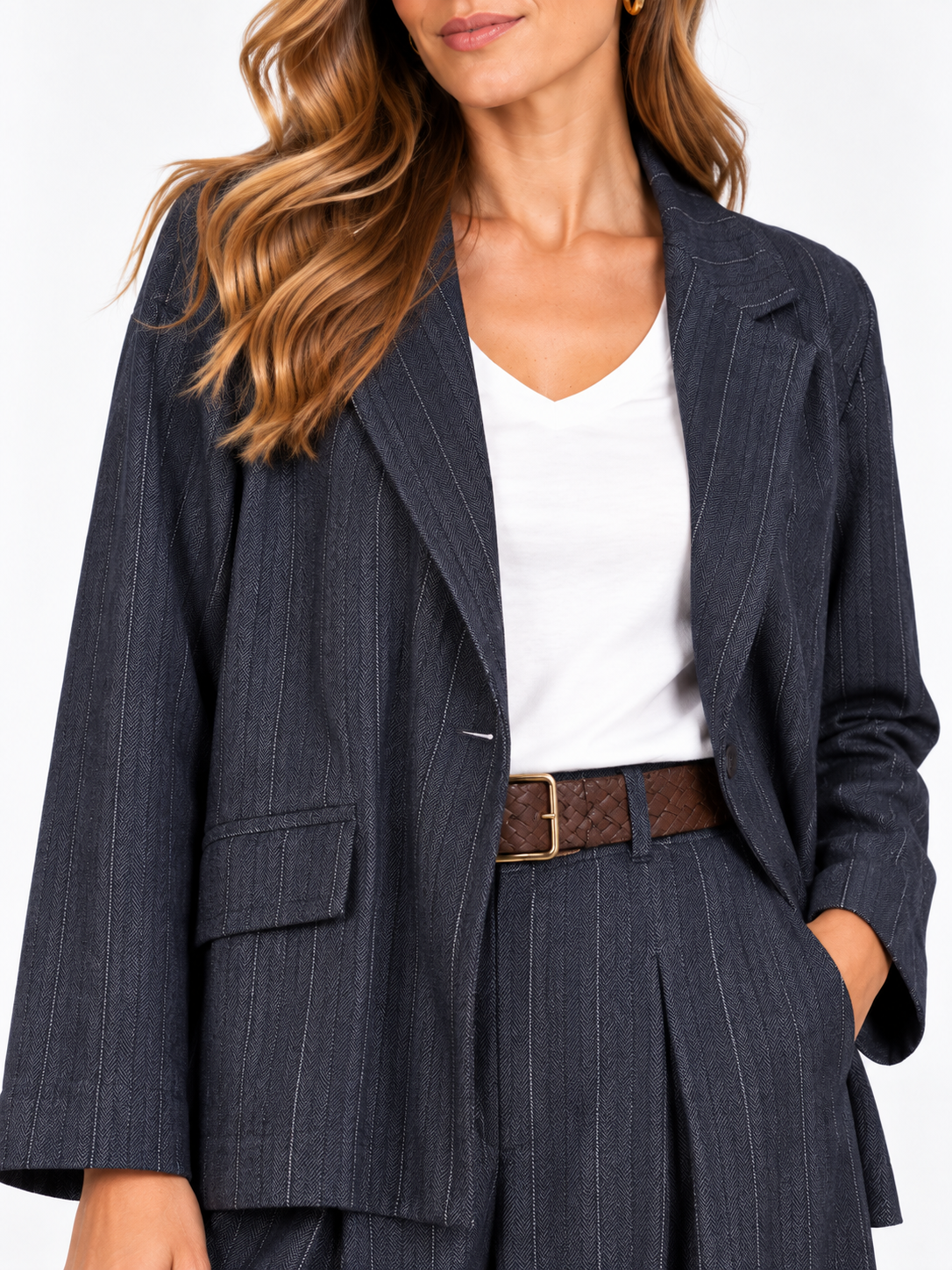 Chaqueta azul de raya diplomática combinada con vaqueros