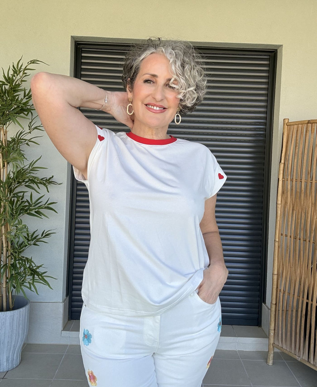 Camiseta Blanca Cuello Caja con Ribete Rojo y Corazones Bordados en Mangas