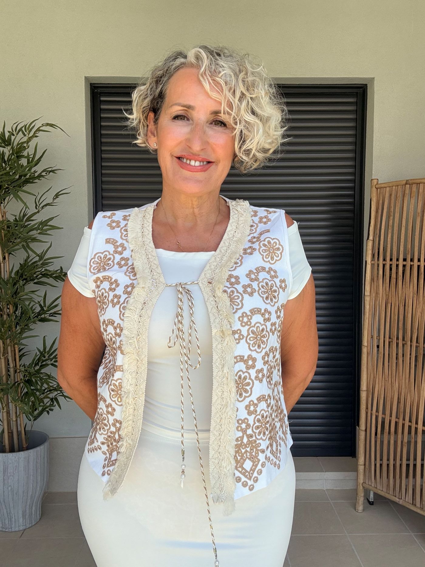 Chaleco sin mangas blanco bordado en beige con cordón bicolor - Siro Modas