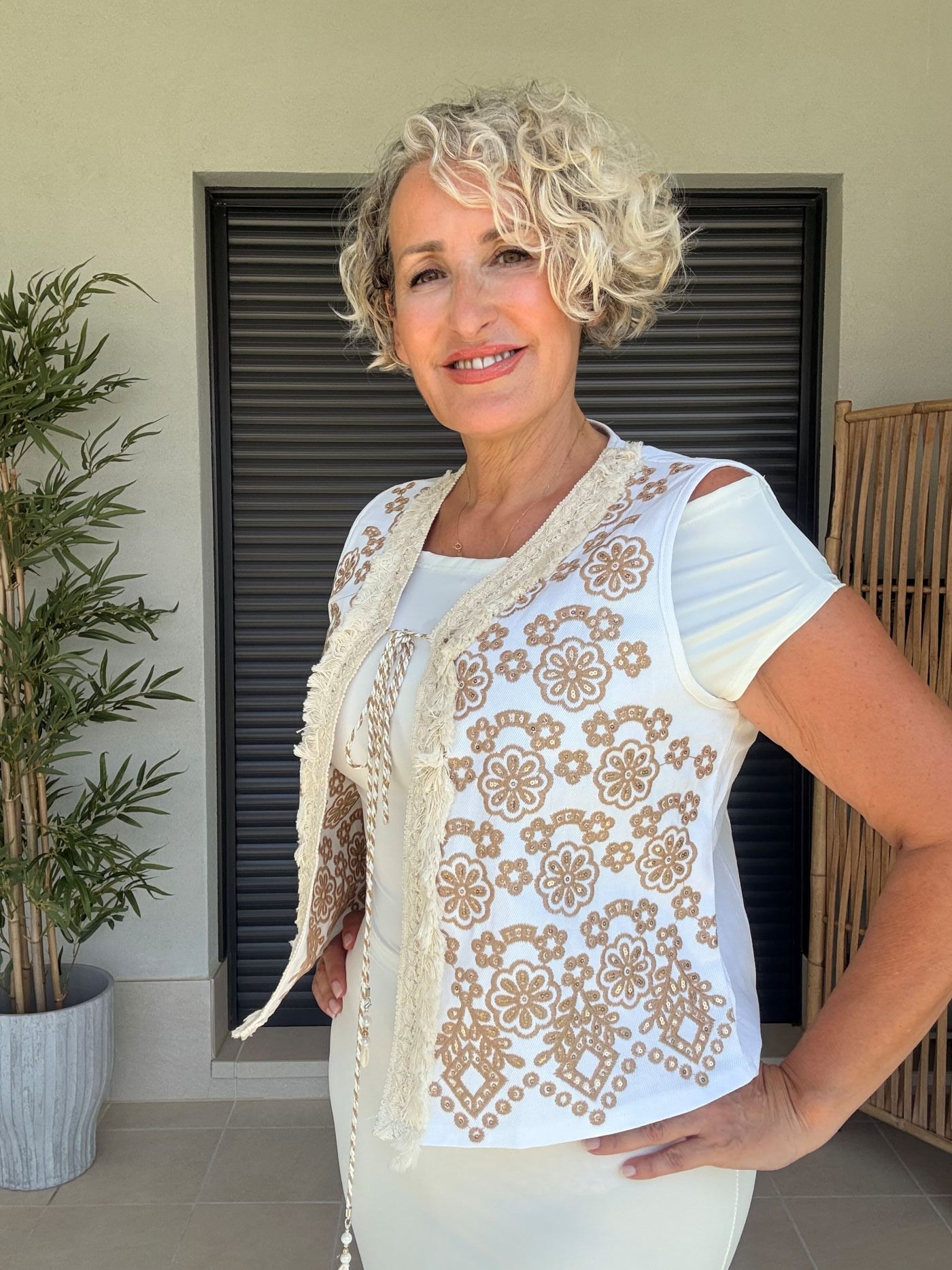 Chaleco sin mangas blanco bordado en beige con cordón bicolor - Siro Modas