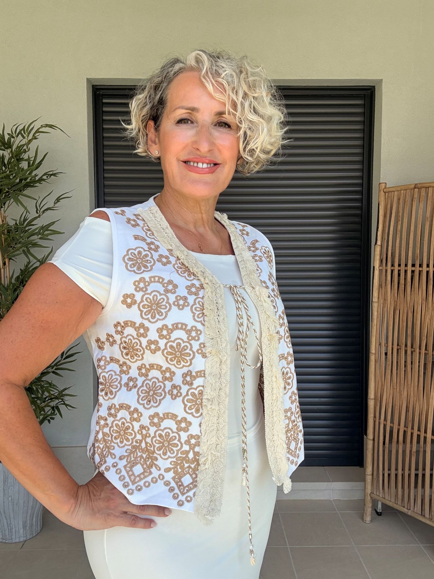 Chaleco sin mangas blanco bordado en beige con cordón bicolor - Siro Modas