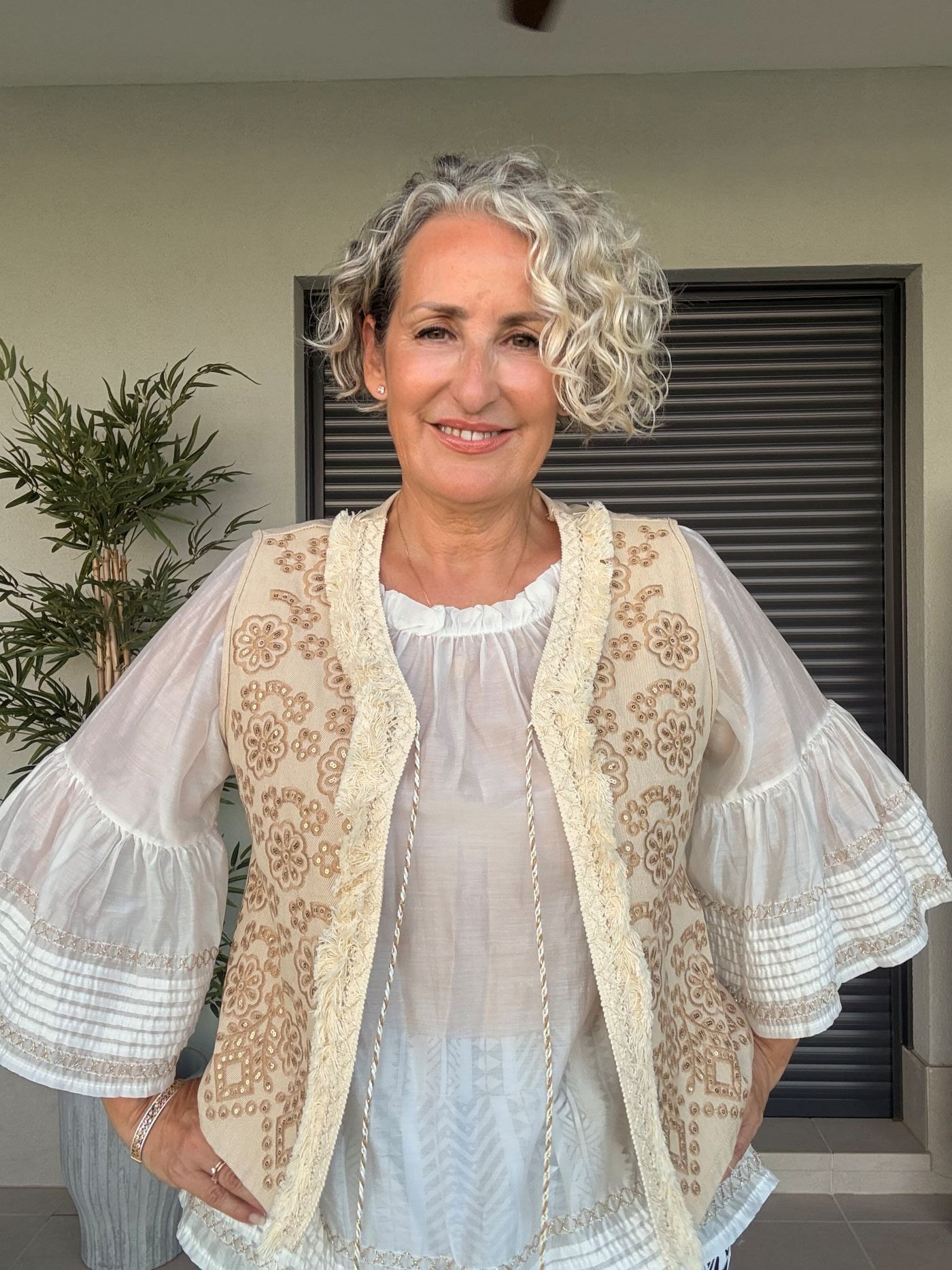 Chaleco sin mangas topo bordado en camel - Siro Modas