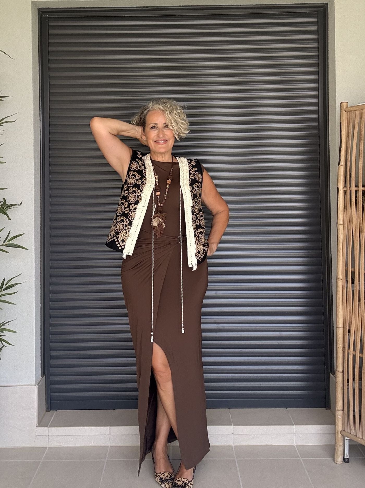 Chaleco sin mangas negro bordado en topo - Siro Modas