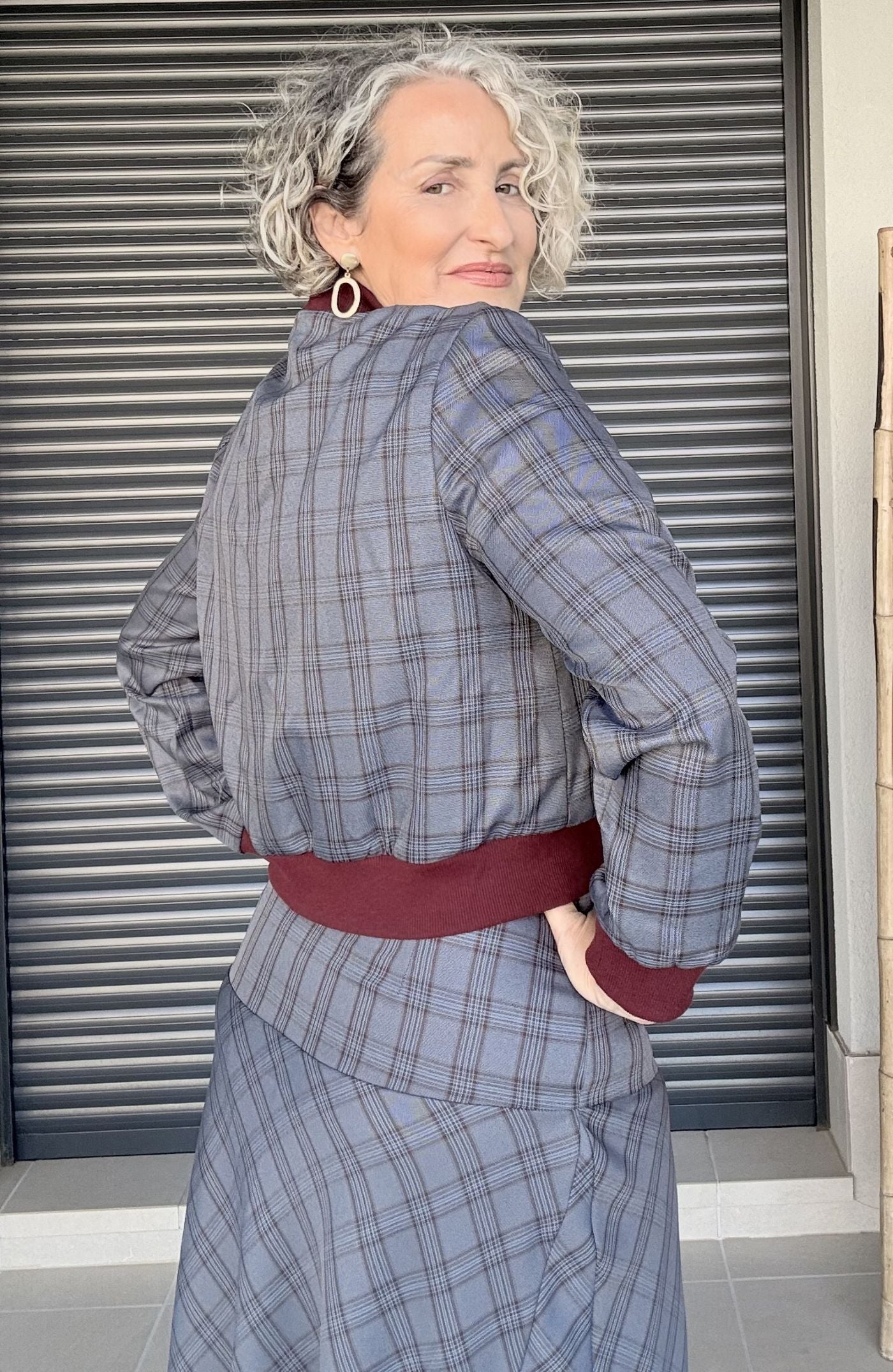 Ensemble deux pièces à carreaux : jupe midi et bomber avec détails bordeaux