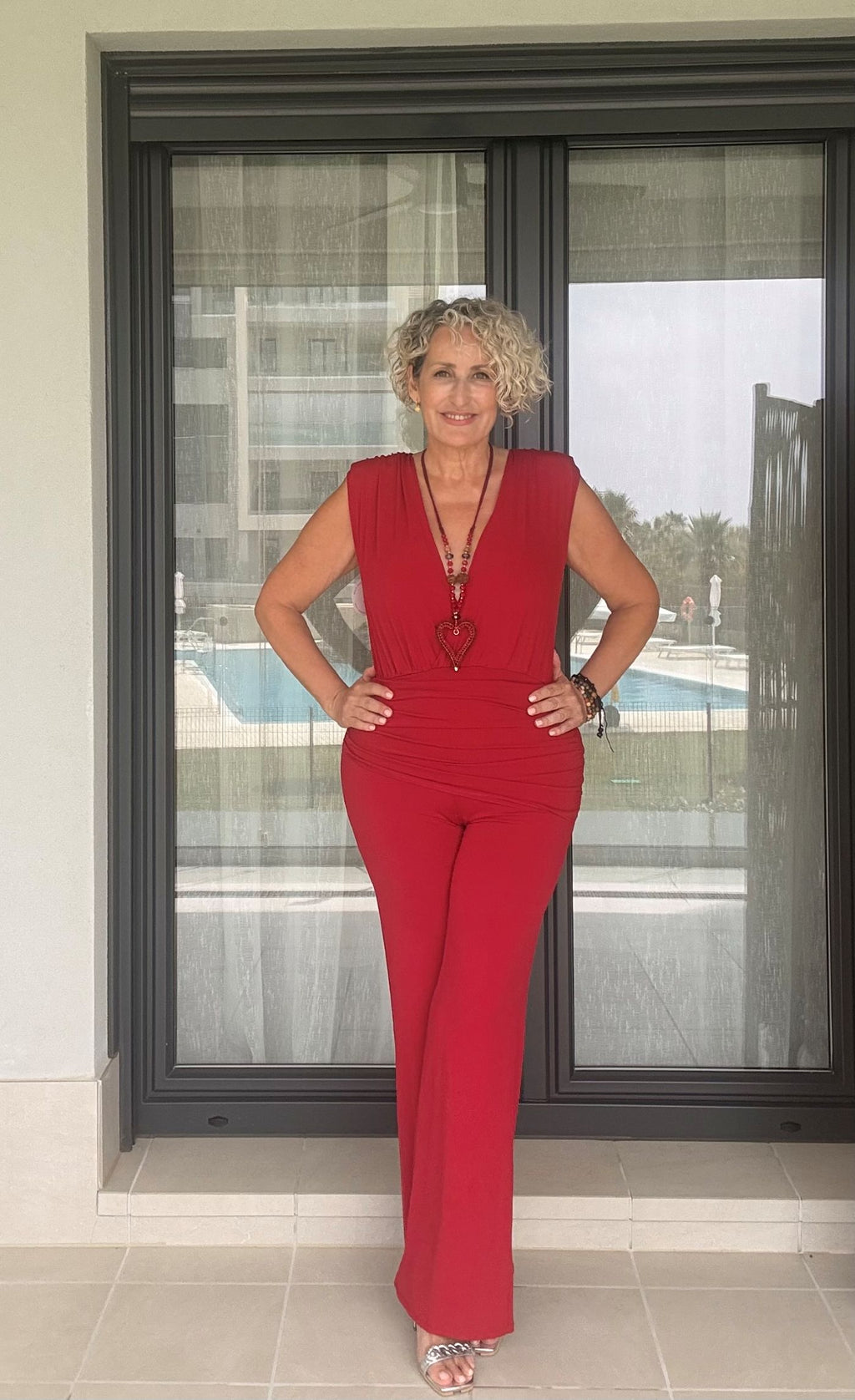 Mono Rojo Palazzo Escote en V con Hombreras y Drapeado en Cintura
