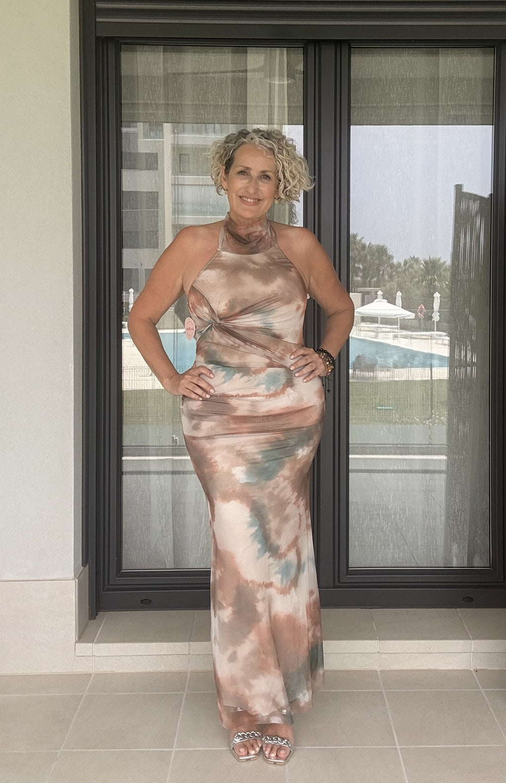 Vestido Halter Maxi Tie-Dye Tonos Tierra con Nudo en el Pecho