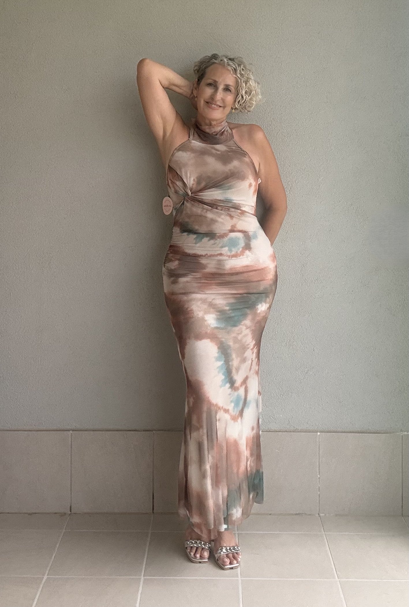 Vestido Halter Maxi Tie-Dye Tonos Tierra con Nudo en el Pecho