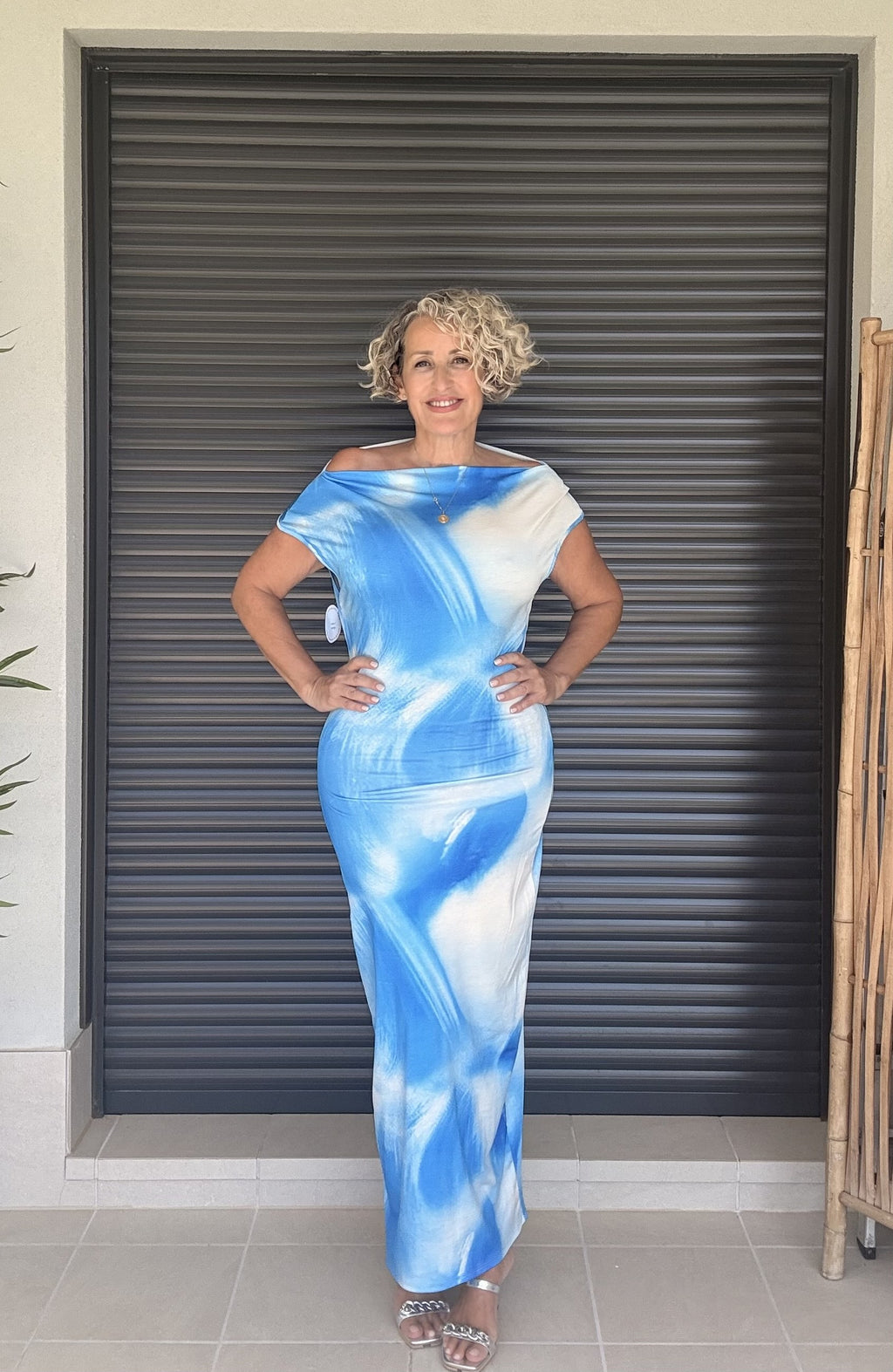 Vestido Largo Azul Estampado Degradado con Escote Bardot y Abertura Trasera