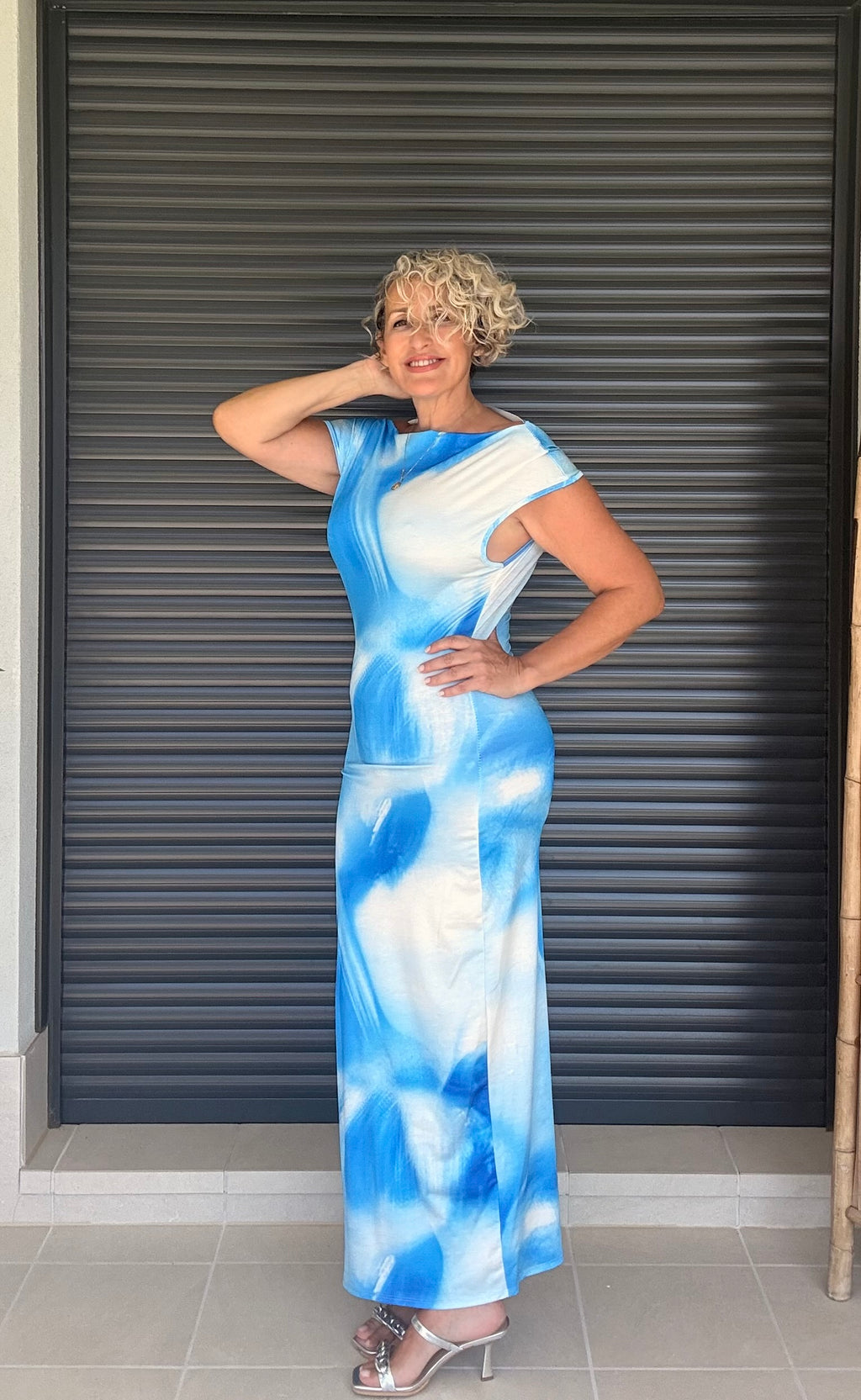 Vestido Largo Azul Estampado Degradado con Escote Bardot y Abertura Trasera