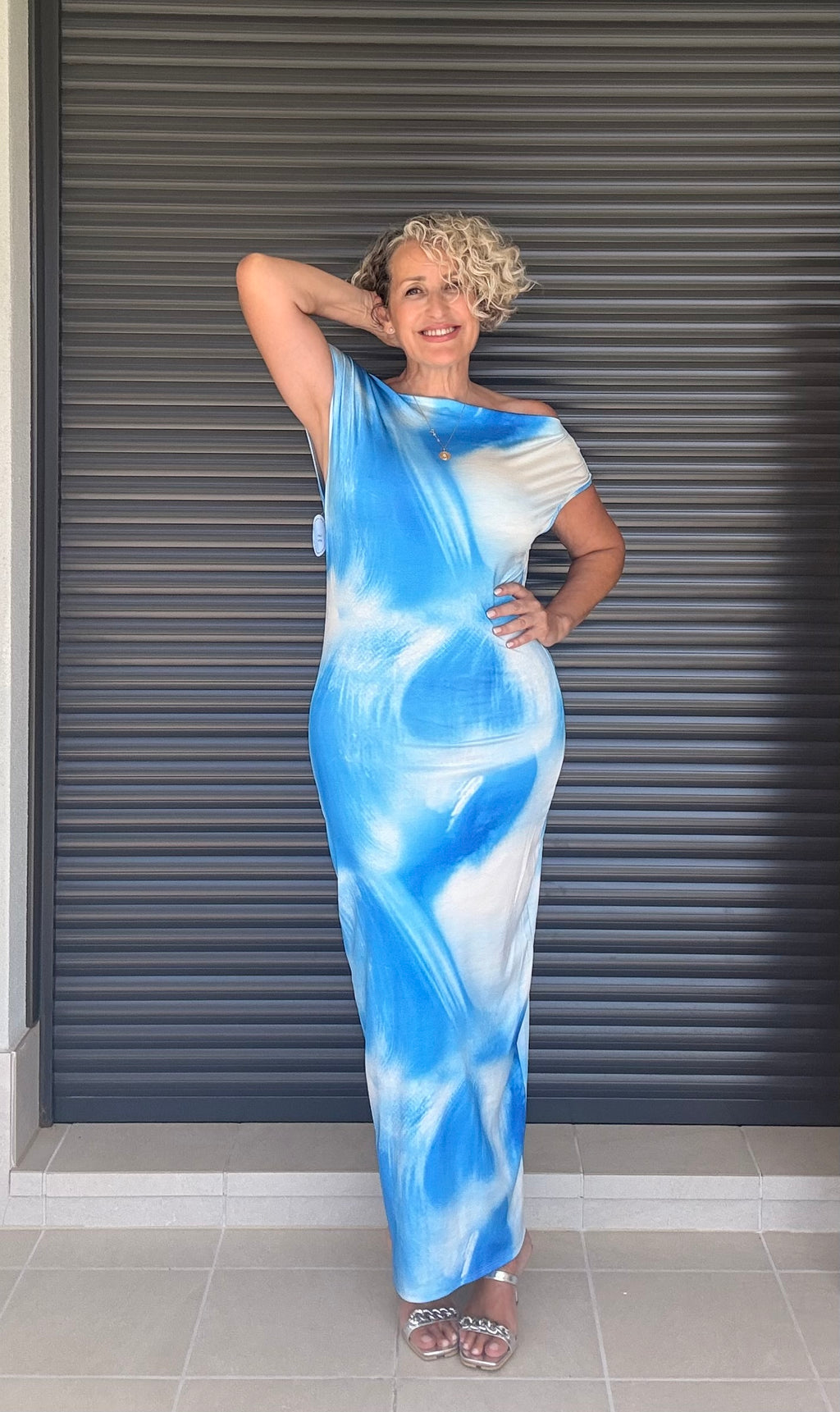 Vestido Largo Azul Estampado Degradado con Escote Bardot y Abertura Trasera