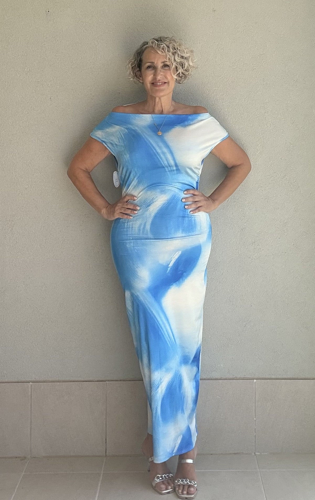 Vestido Largo Azul Estampado Degradado con Escote Bardot y Abertura Trasera