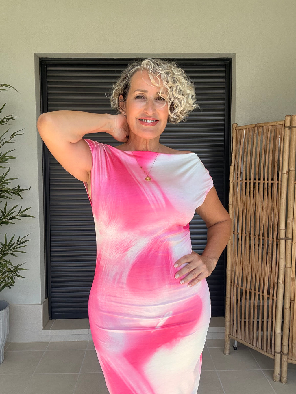 Vestido Largo Rosa Estampado Degradado con Escote Bardot y Abertura Trasera