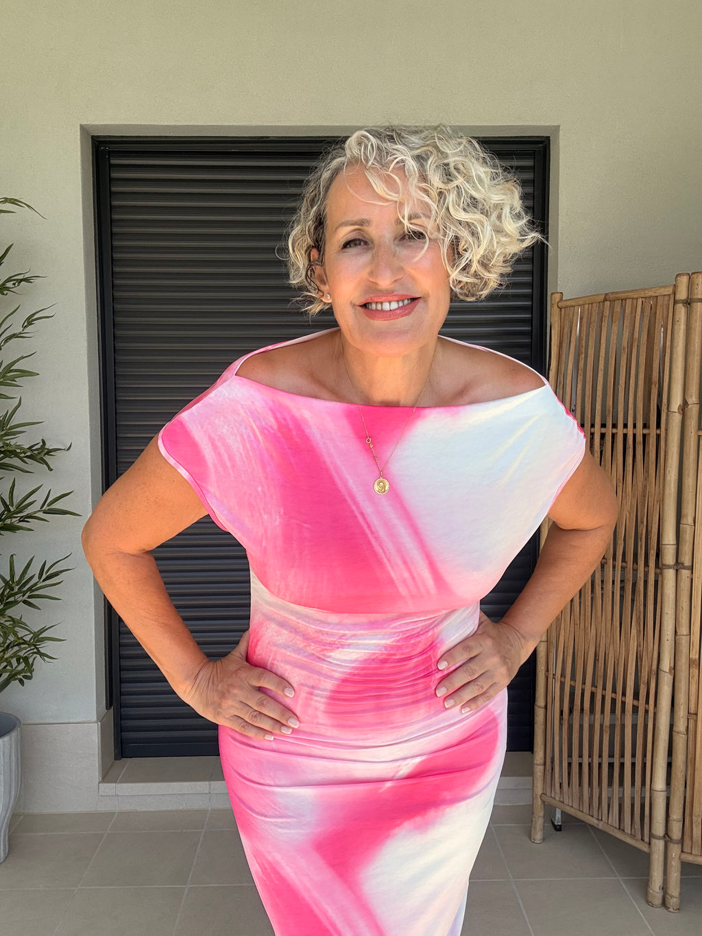 Vestido Largo Rosa Estampado Degradado con Escote Bardot y Abertura Trasera