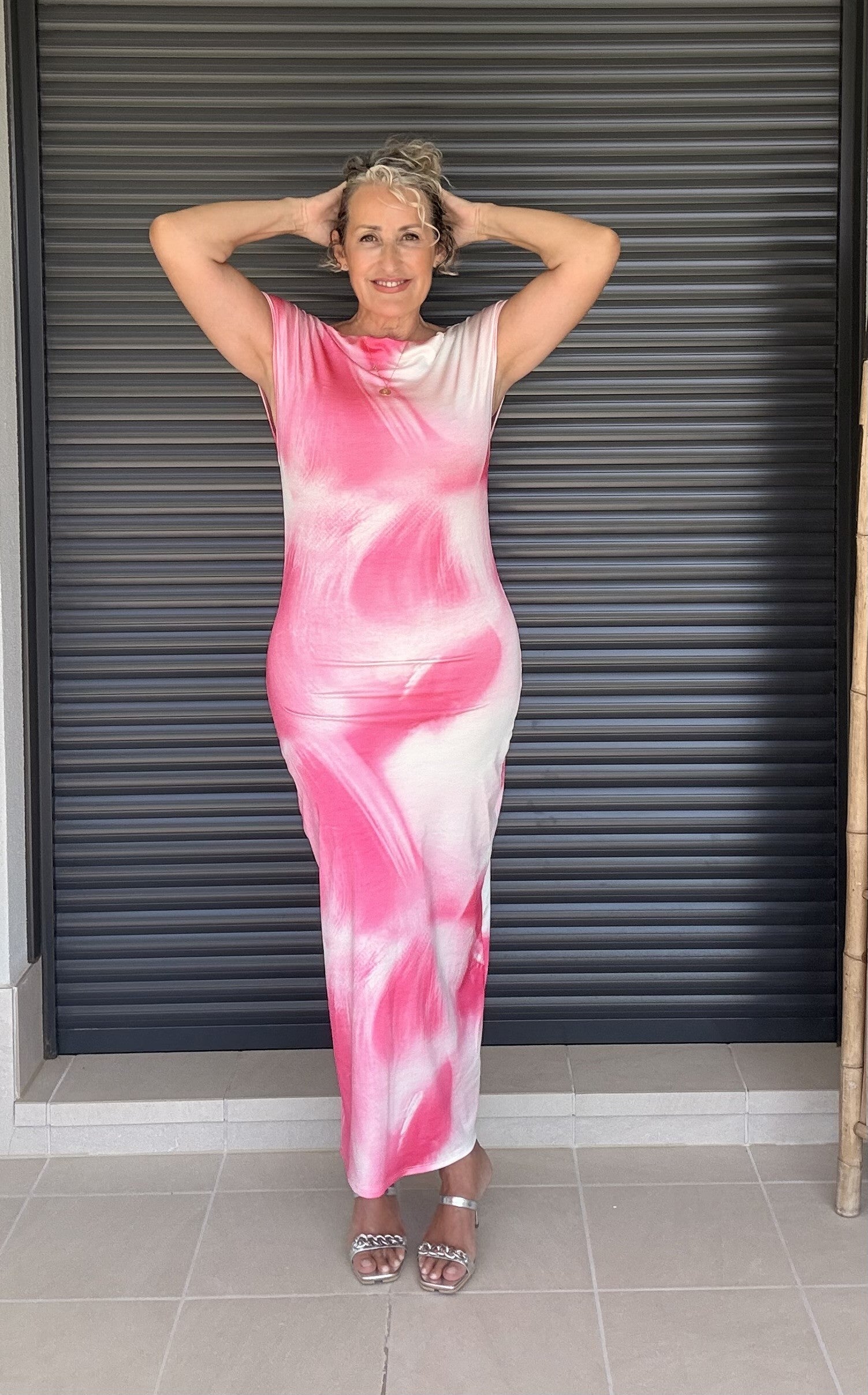 Vestido Largo Rosa Estampado Degradado con Escote Bardot y Abertura Trasera