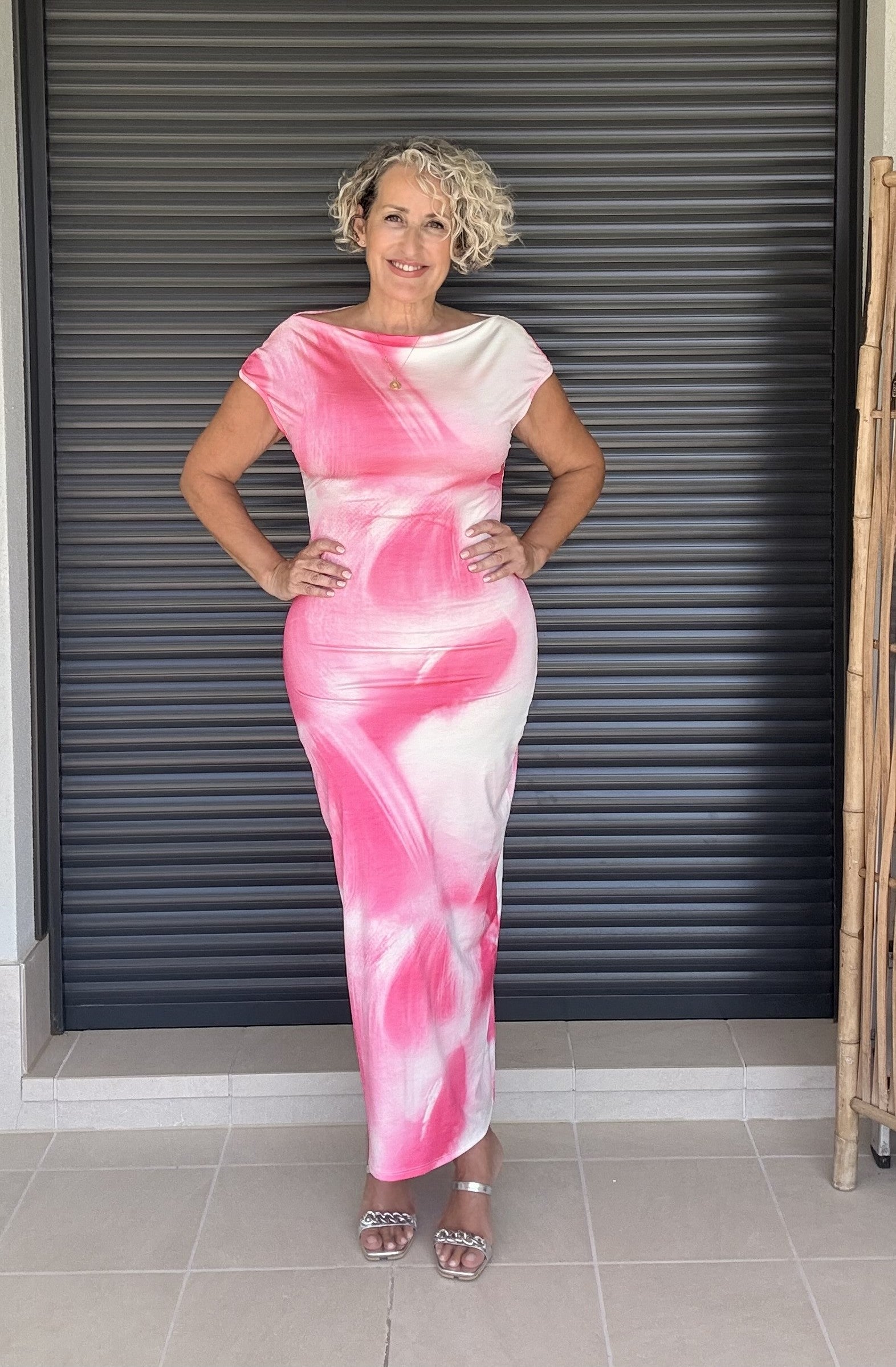 Vestido Largo Rosa Estampado Degradado con Escote Bardot y Abertura Trasera