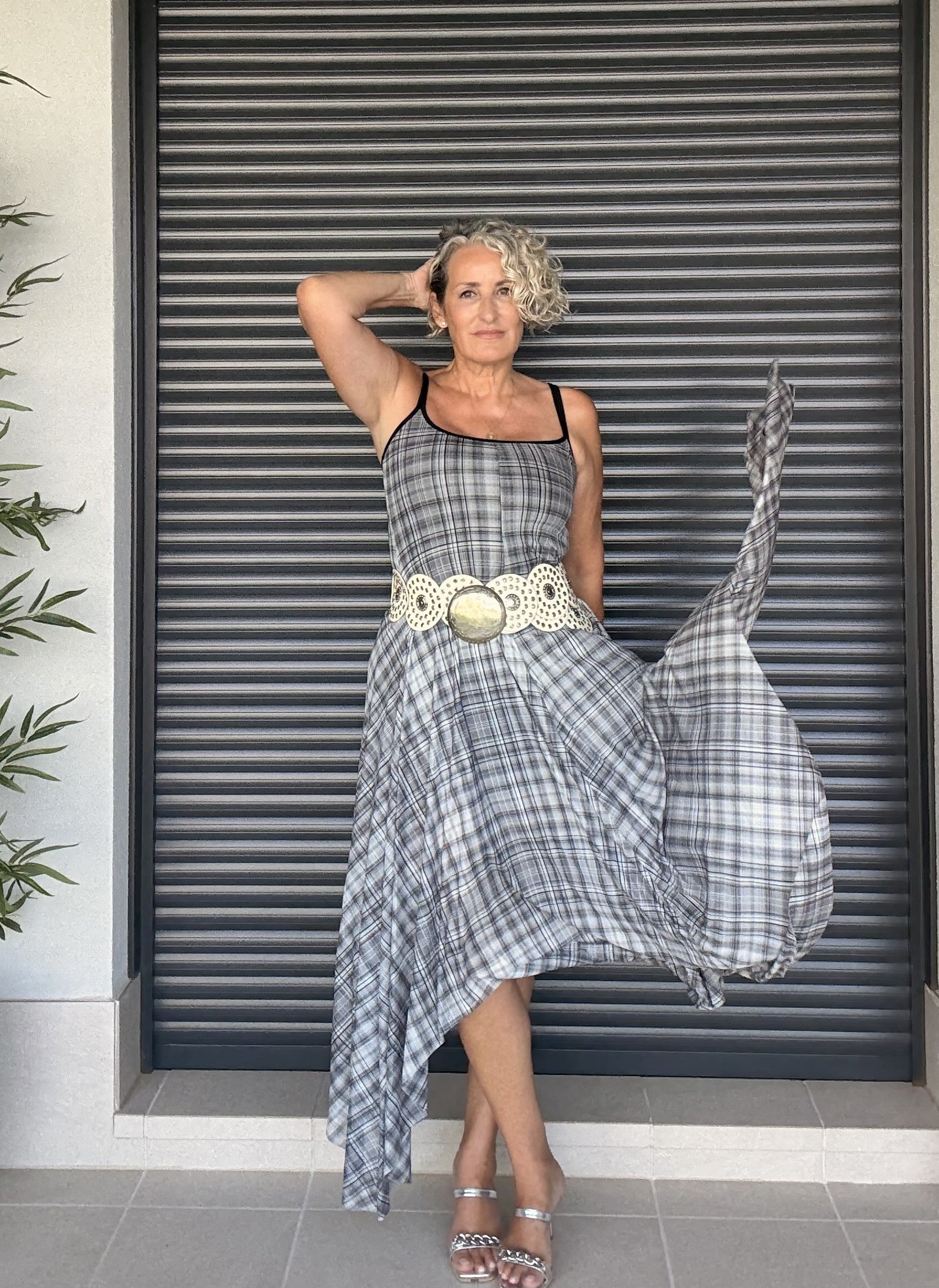 Vestido Cuadros de Gales Gris y Negro con Capa en Picos y Tirantes Regulables