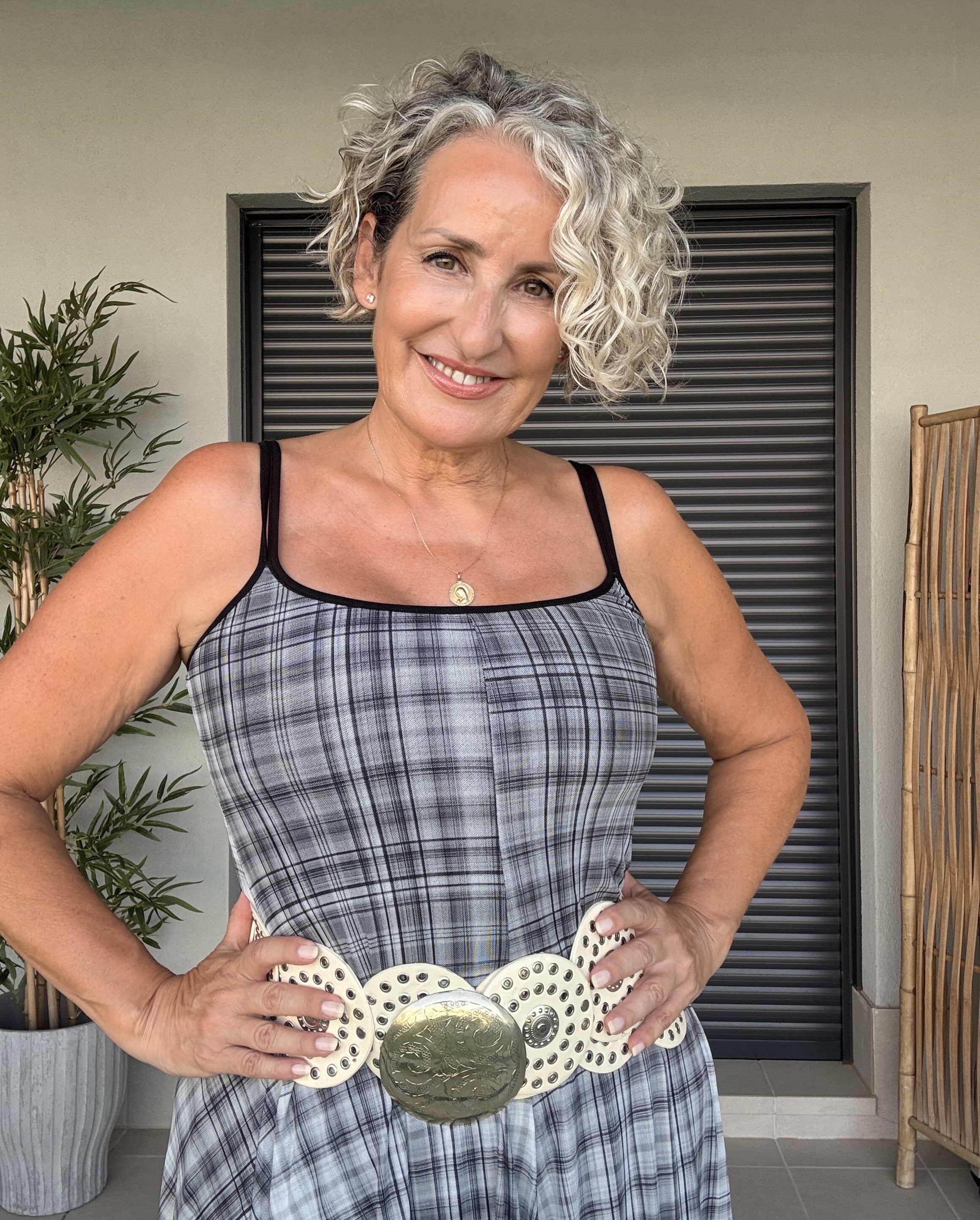 Vestido Cuadros de Gales Gris y Negro con Capa en Picos y Tirantes Regulables