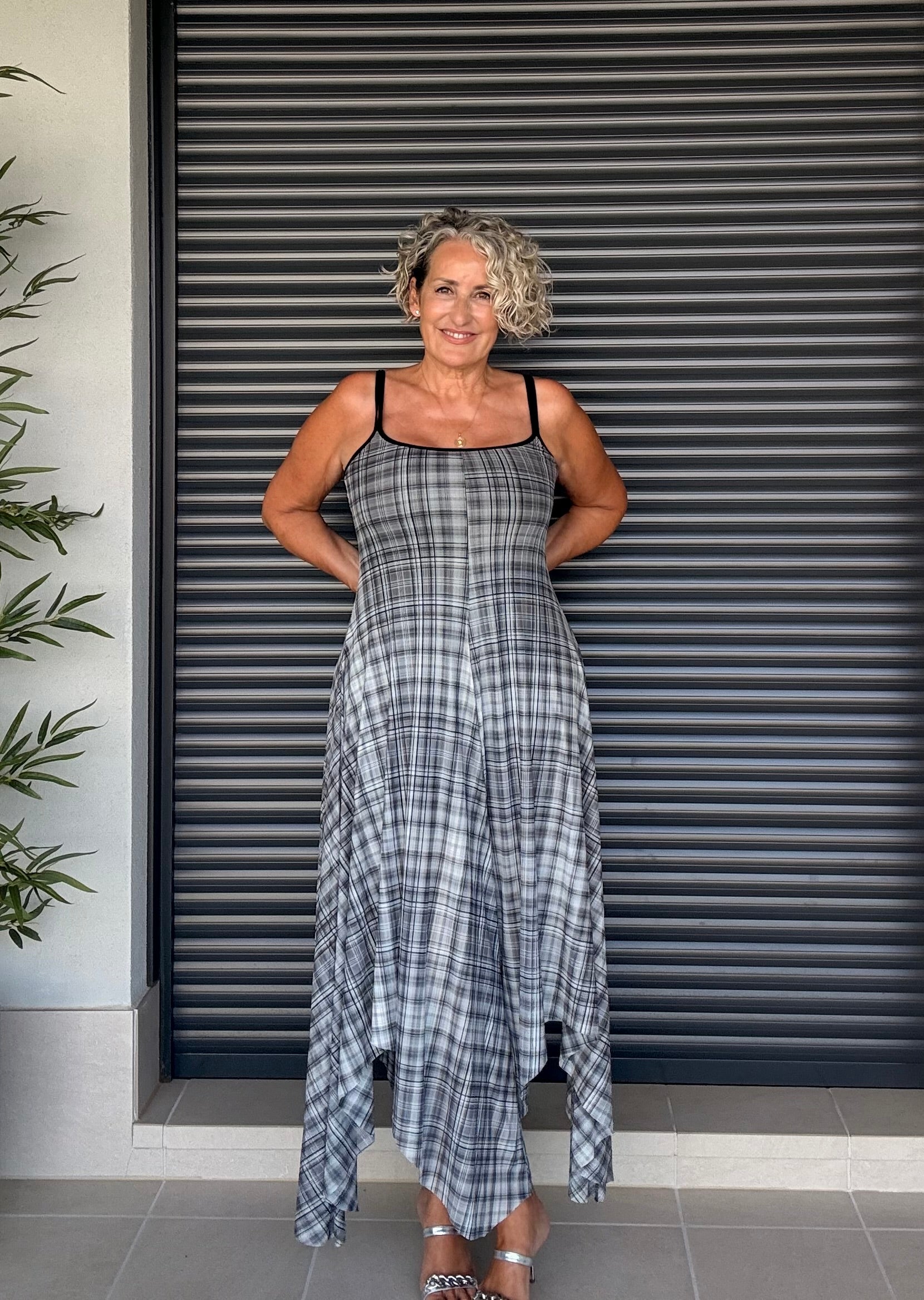 Vestido Cuadros de Gales Gris y Negro con Capa en Picos y Tirantes Regulables
