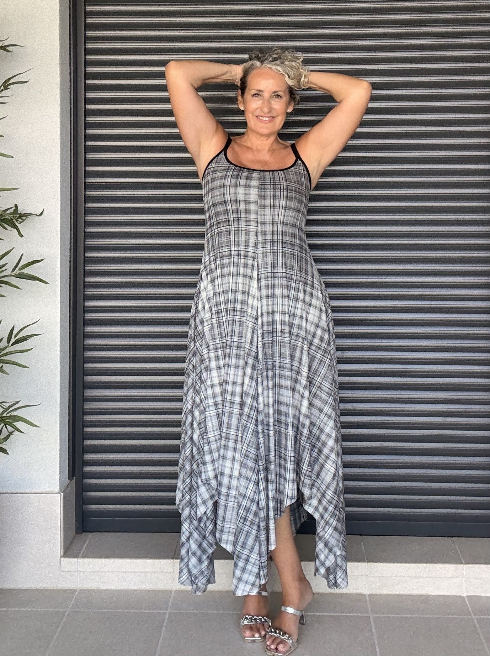 Vestido Cuadros de Gales Gris y Negro con Capa en Picos y Tirantes Regulables