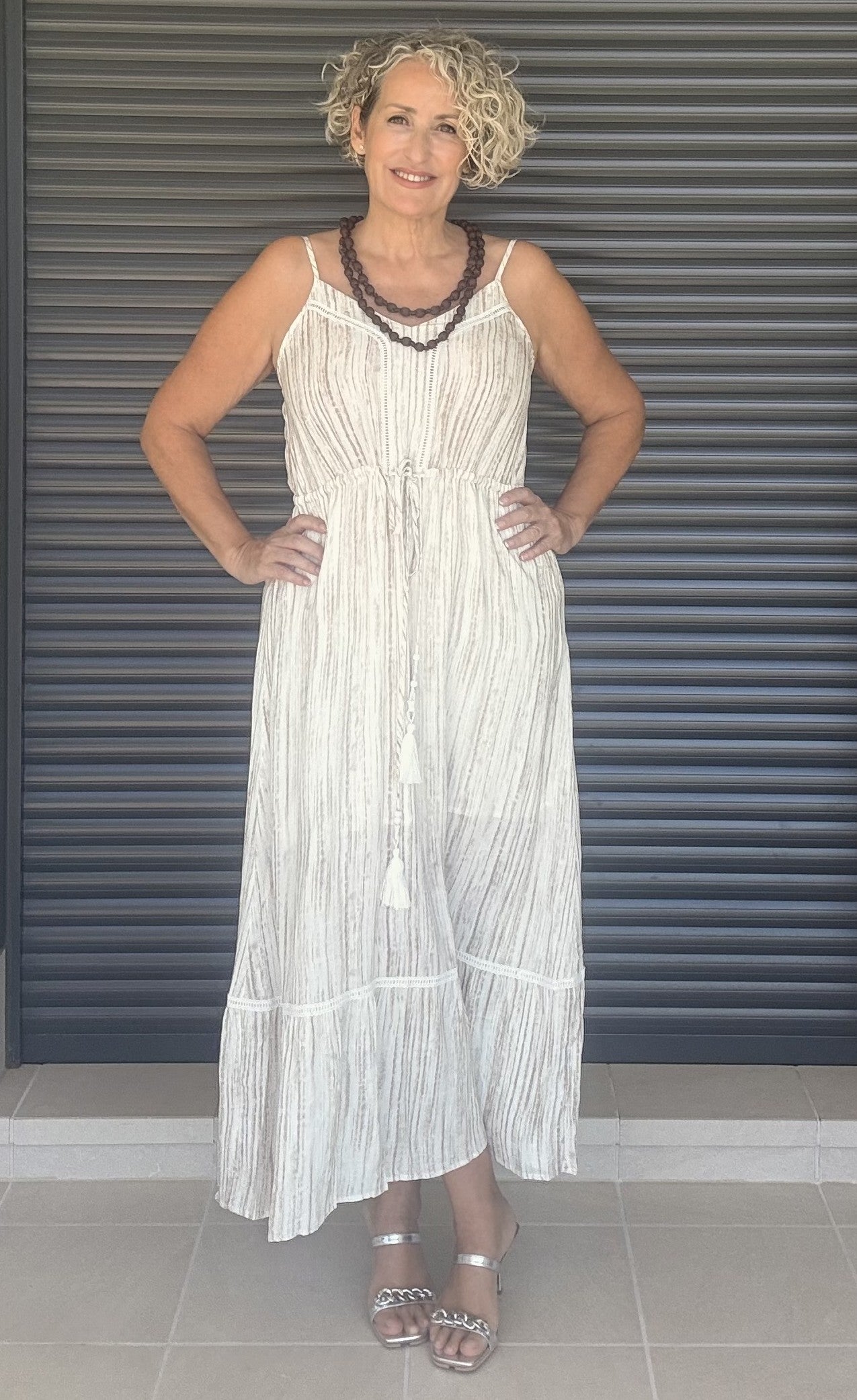 Vestido Largo Rayas Beige y Camel con Volante y Bordado