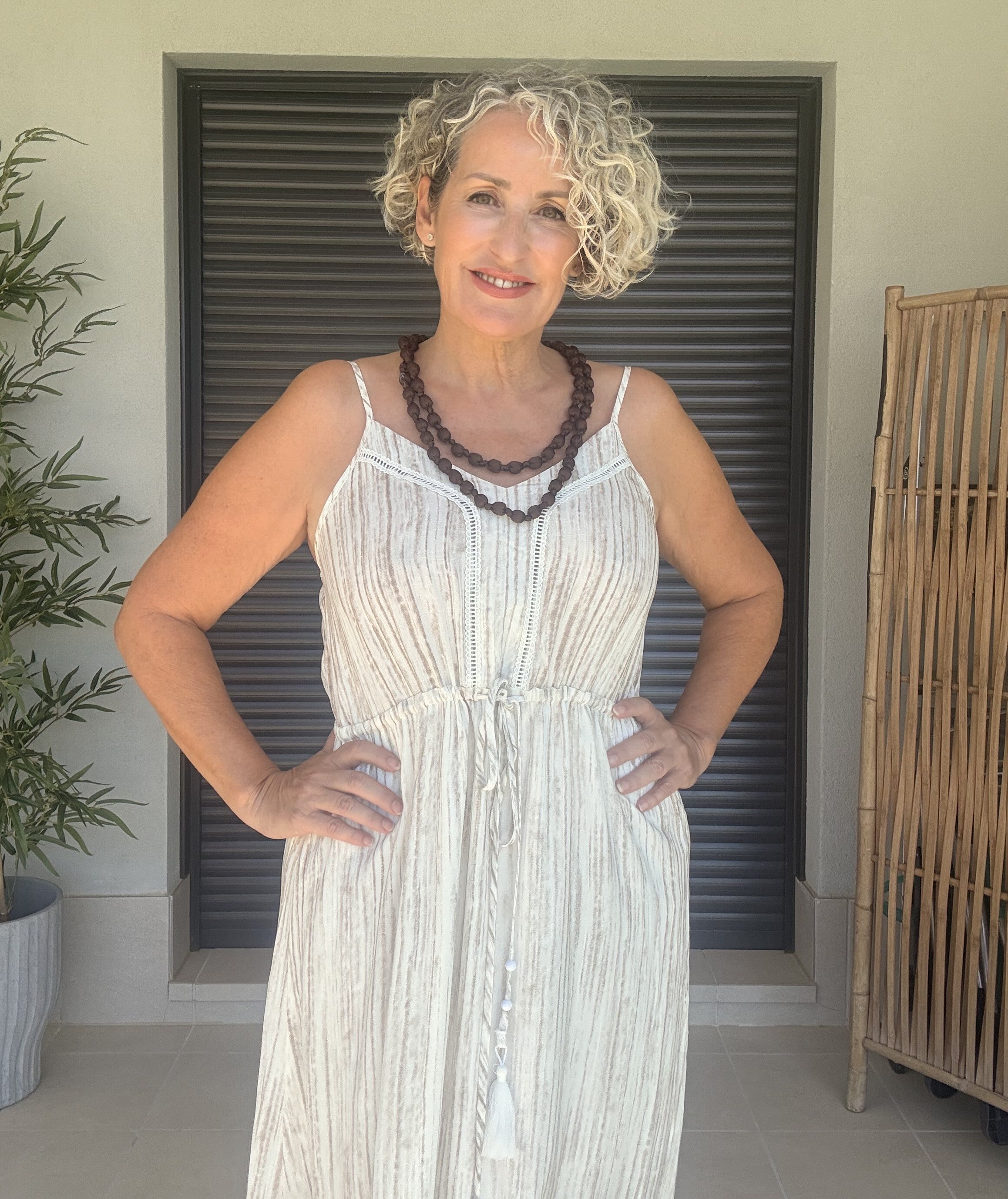Vestido Largo Rayas Beige y Camel con Volante y Bordado