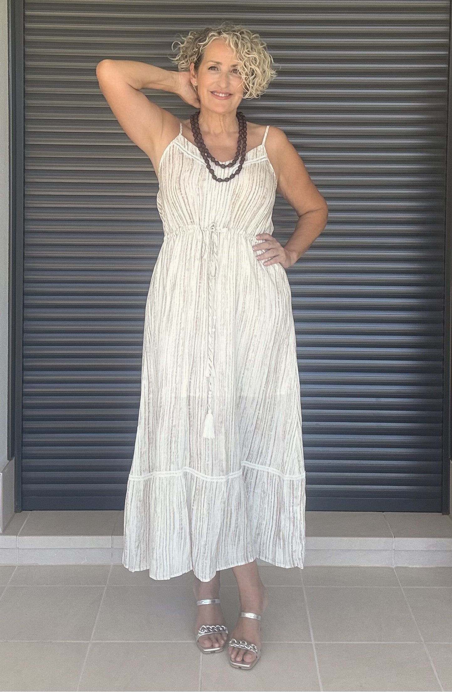 Vestido Largo Rayas Beige y Camel con Volante y Bordado