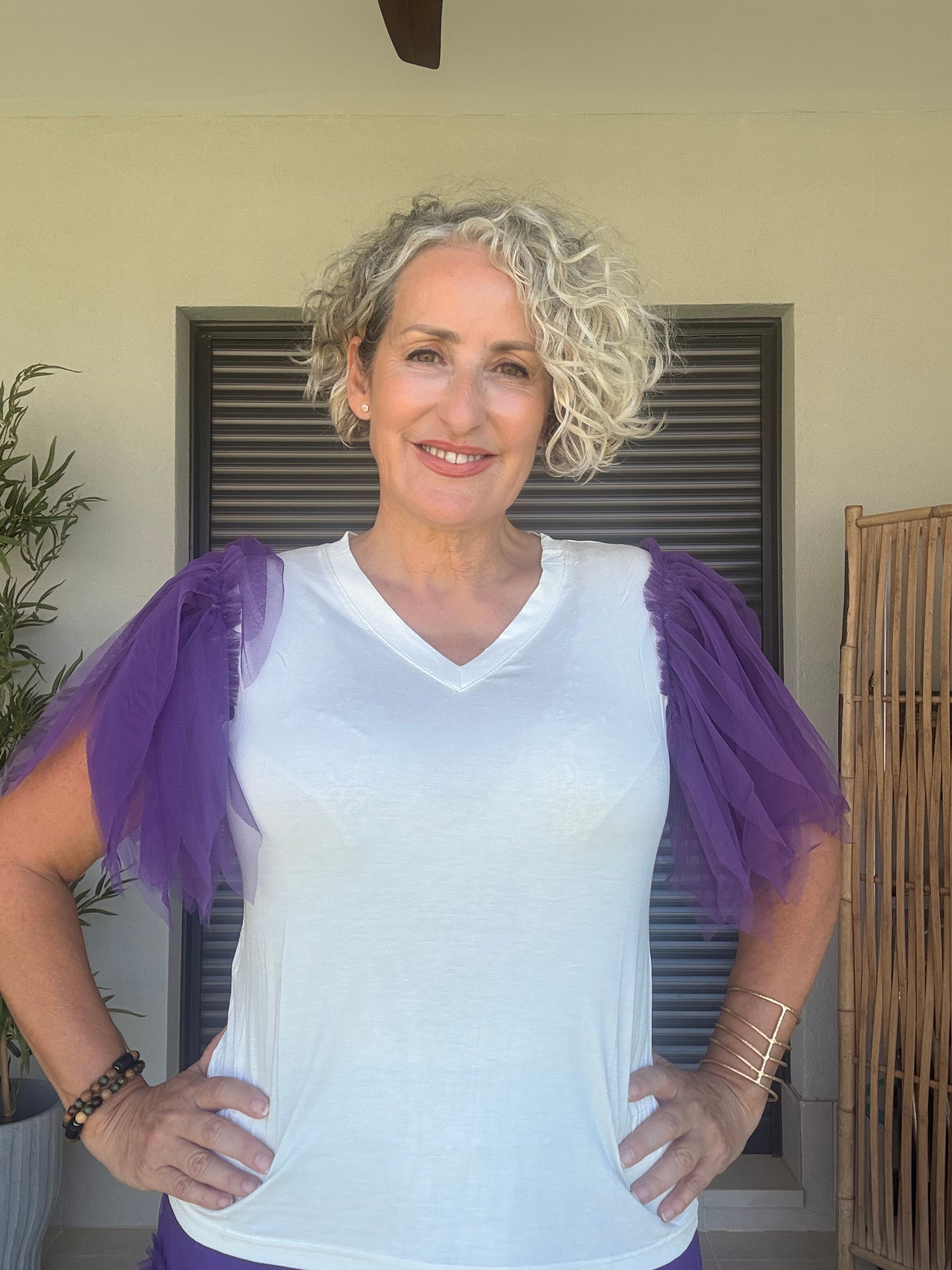 Camiseta Básica Blanca con Mangas de Tul Morado