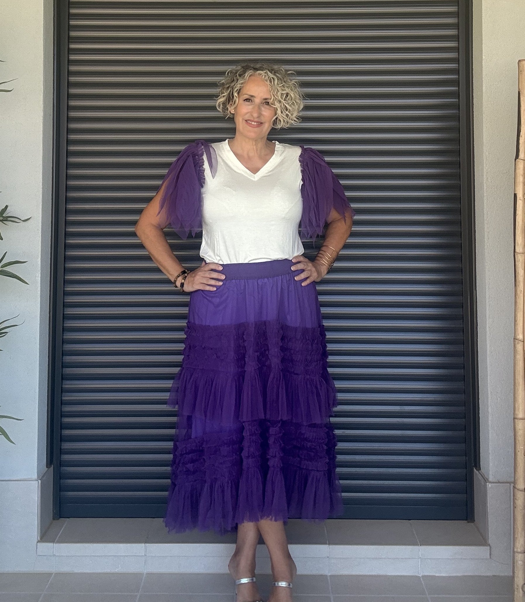 Falda de Tul Morado con Volantes, Corte Asimétrico y Cinturilla Elástica