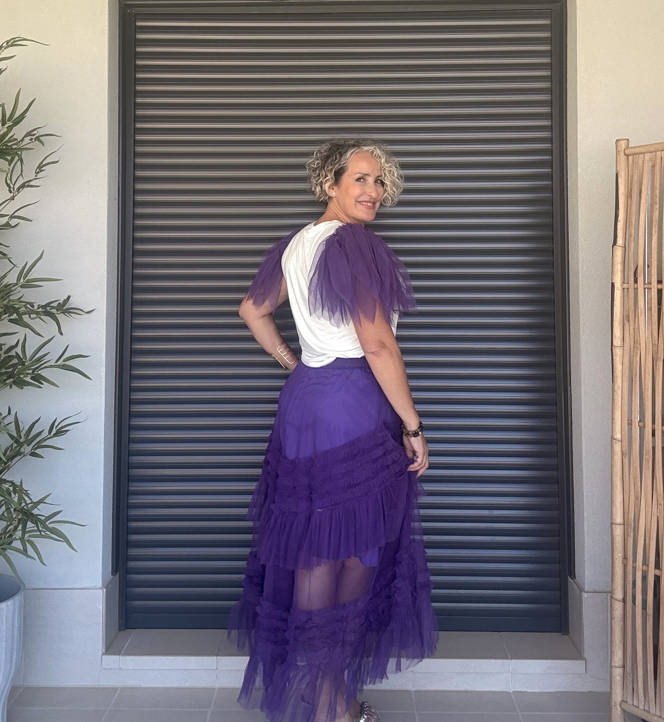 Falda de Tul Morado con Volantes, Corte Asimétrico y Cinturilla Elástica
