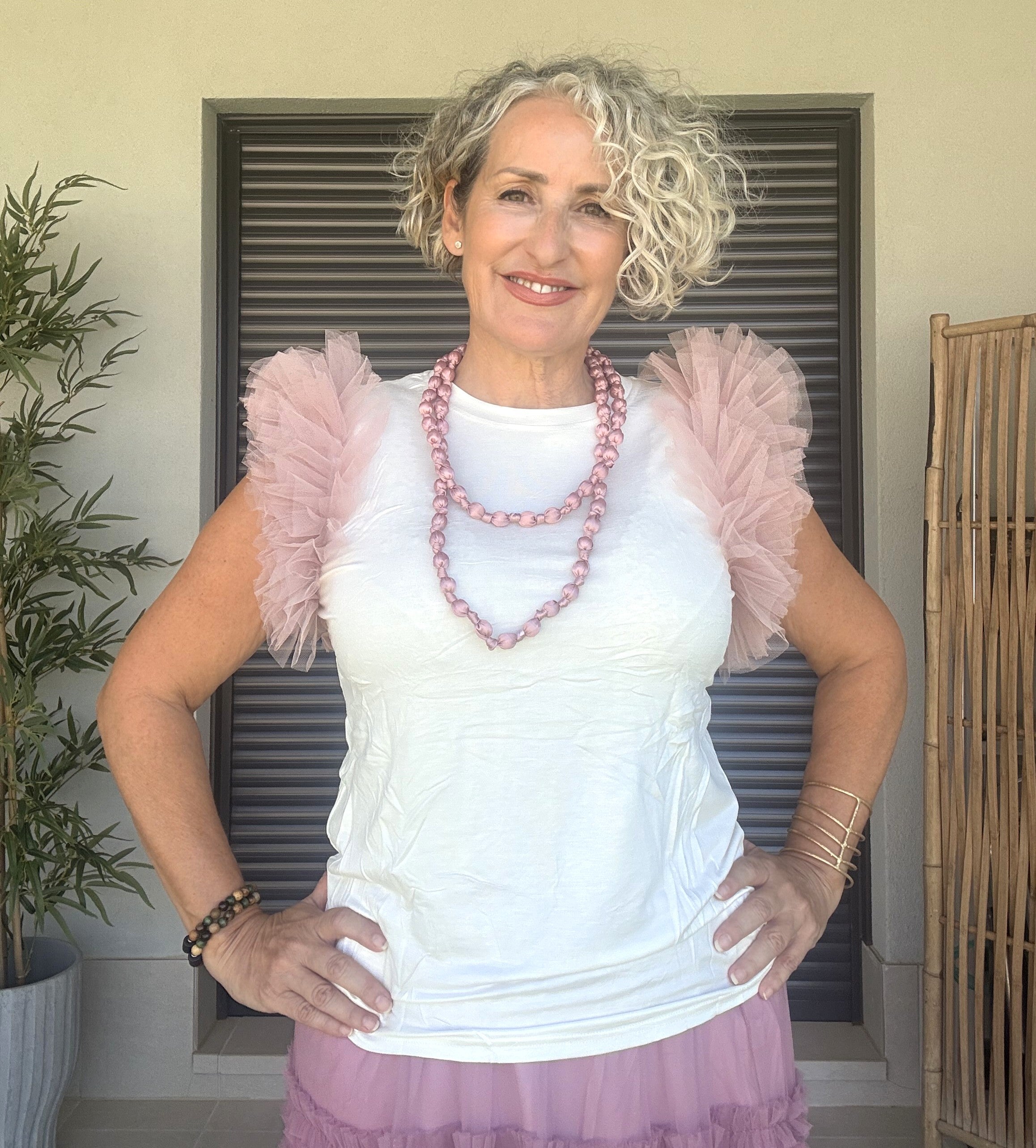 Camiseta Básica Blanca con Mangas de Tul Rosa