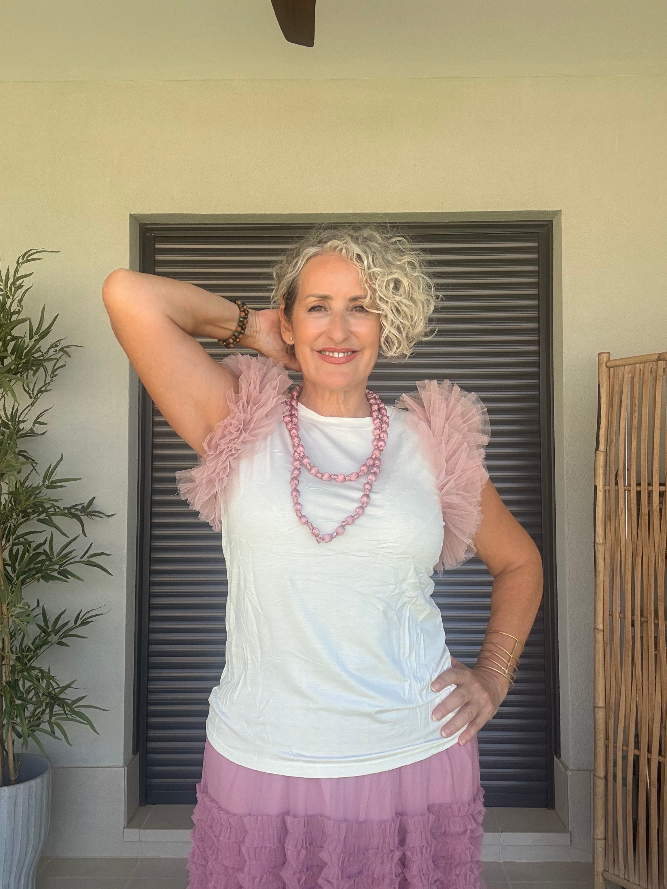 Camiseta Básica Blanca con Mangas de Tul Rosa