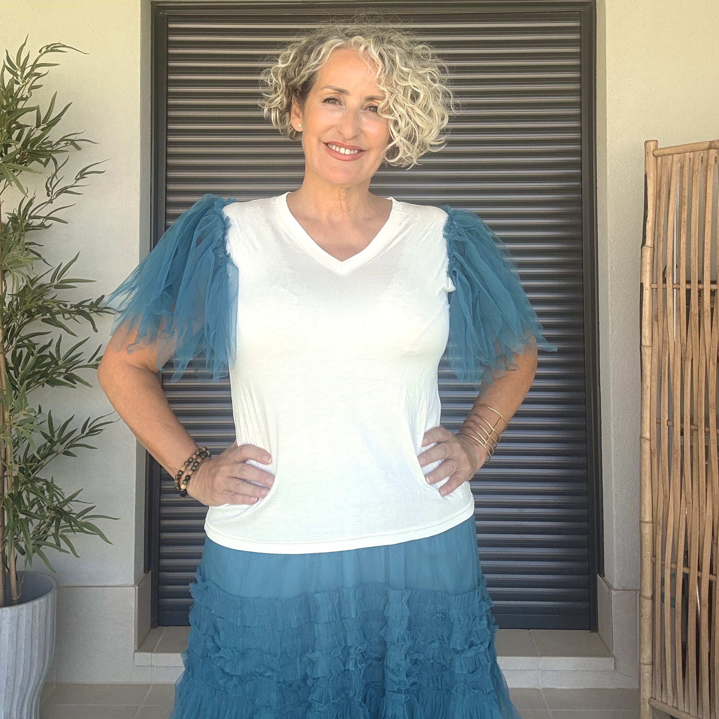 Camiseta Básica Blanca con Mangas de Tul Verde Azulado
