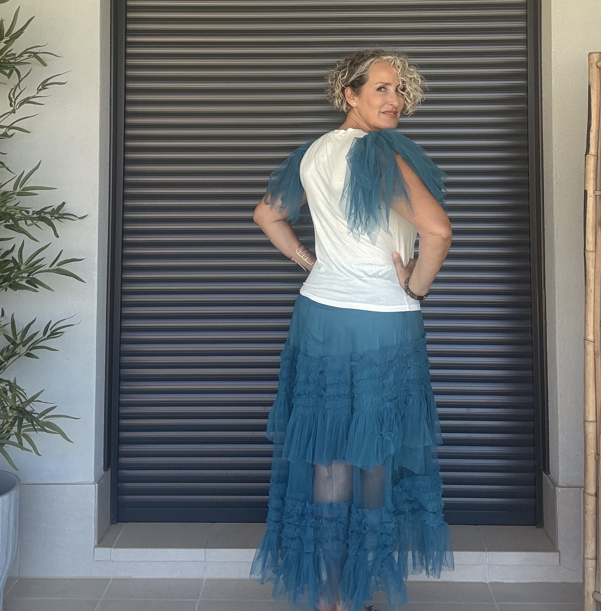 Falda Larga de Tul Verde Azulado con Volantes, Corte Asimétrico y Cinturilla Elástica