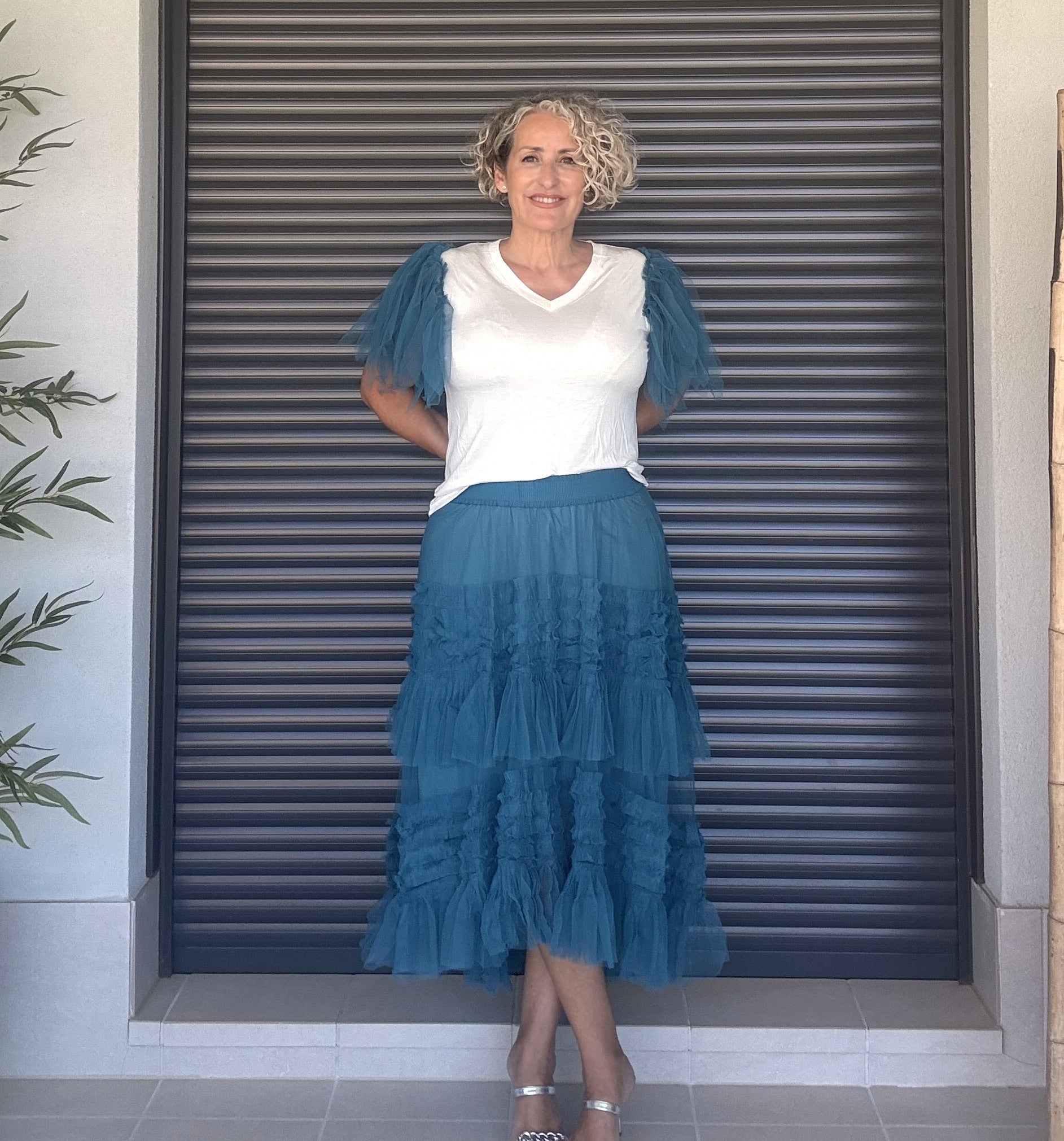 Falda Larga de Tul Verde Azulado con Volantes, Corte Asimétrico y Cinturilla Elástica