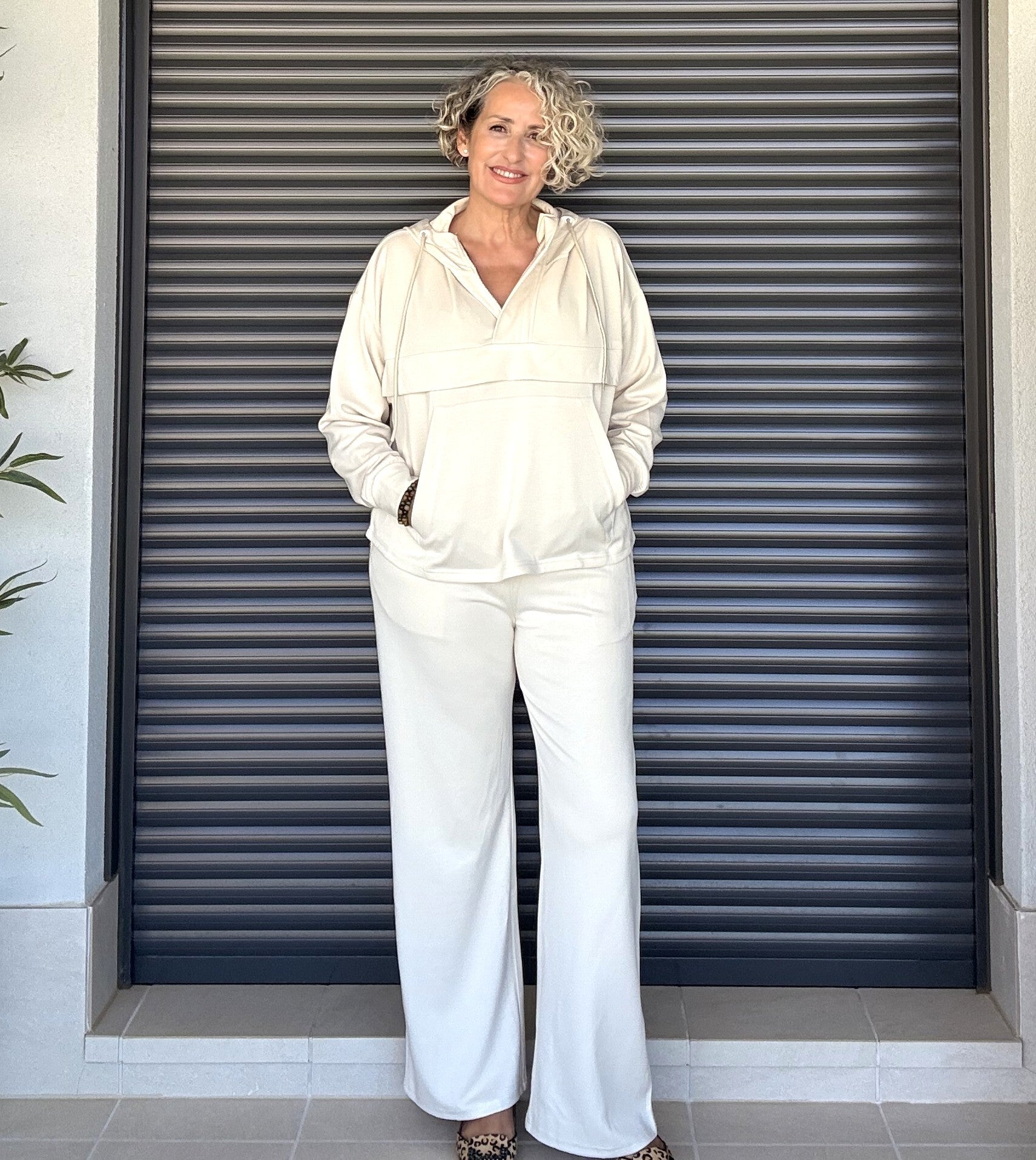 Pantalón Beige Pata Ancha con Bolsillos Laterales