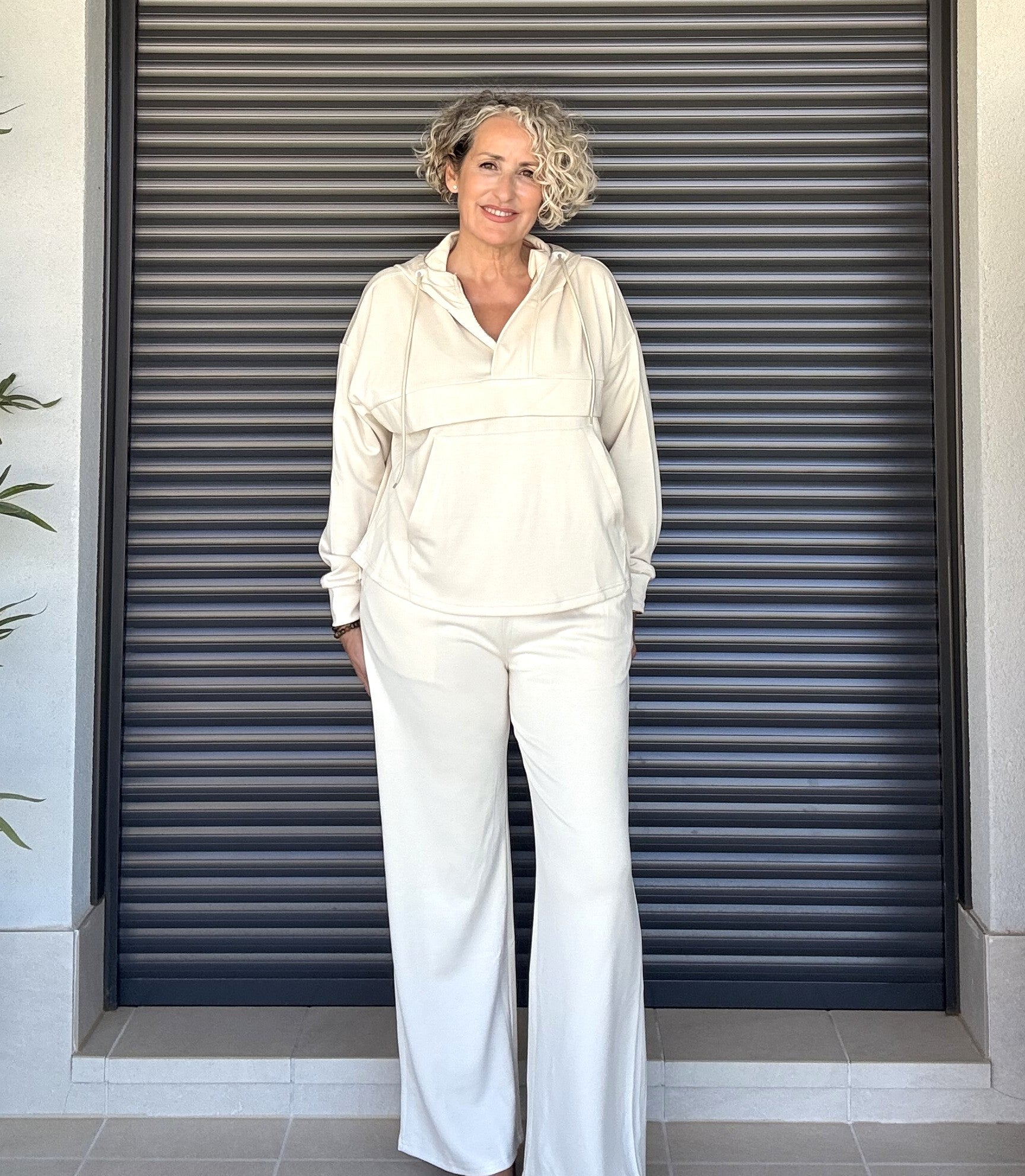 Pantalón Beige Pata Ancha con Bolsillos Laterales