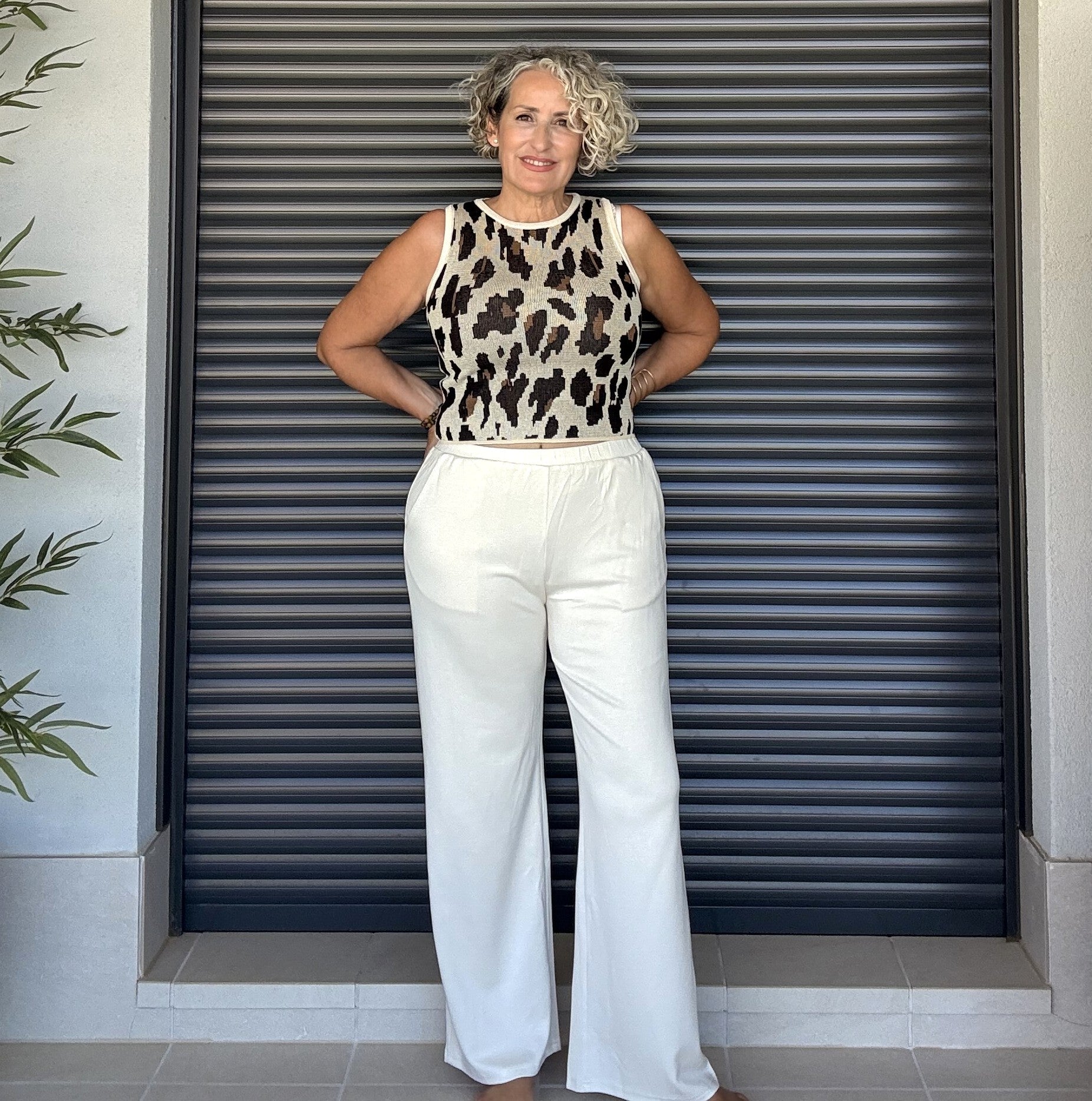 Pantalón Beige Pata Ancha con Bolsillos Laterales