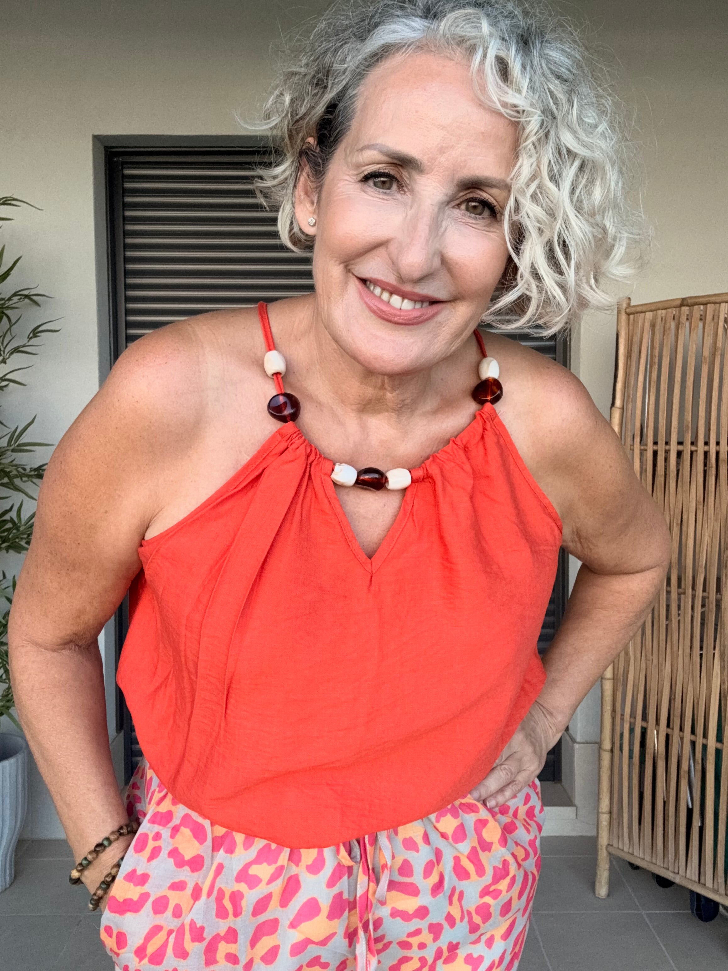 Blusa Halter Sin Mangas con Abalorios Decorativos en Tonos de Temporada