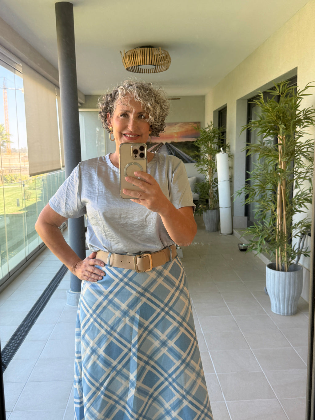 Falda antelina cuadros celeste - selfie espejo