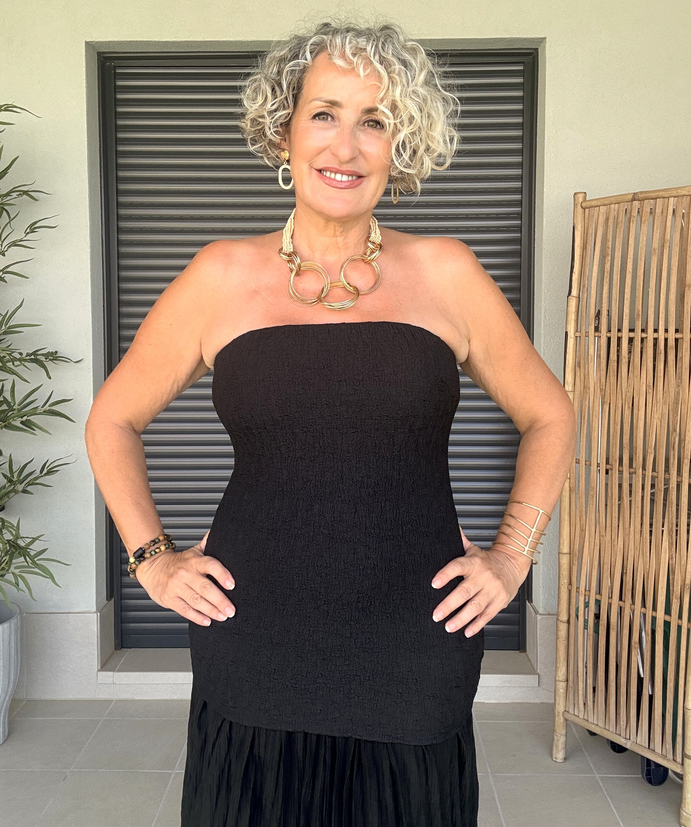 Vestido Negro Palabra de Honor con Plisado desde la Cadera y Silicona Interior