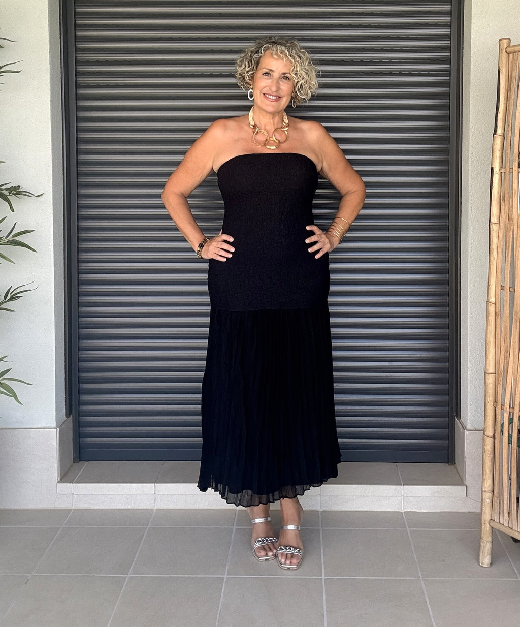 Vestido Negro Palabra de Honor con Plisado desde la Cadera y Silicona Interior