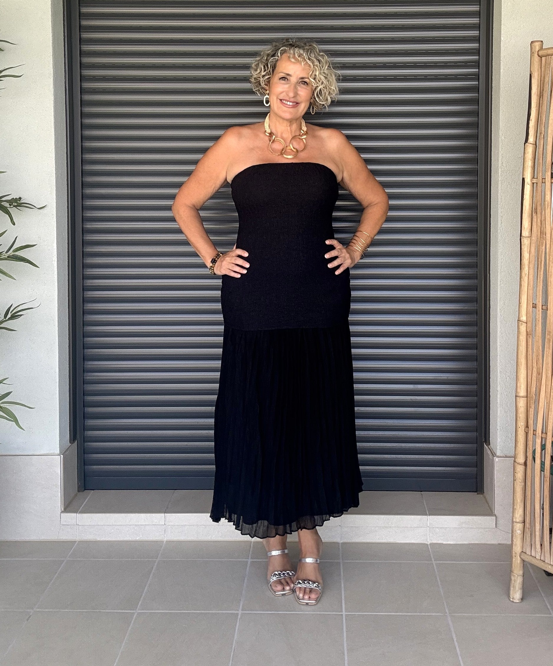 Vestido Negro Palabra de Honor con Plisado desde la Cadera y Silicona Interior
