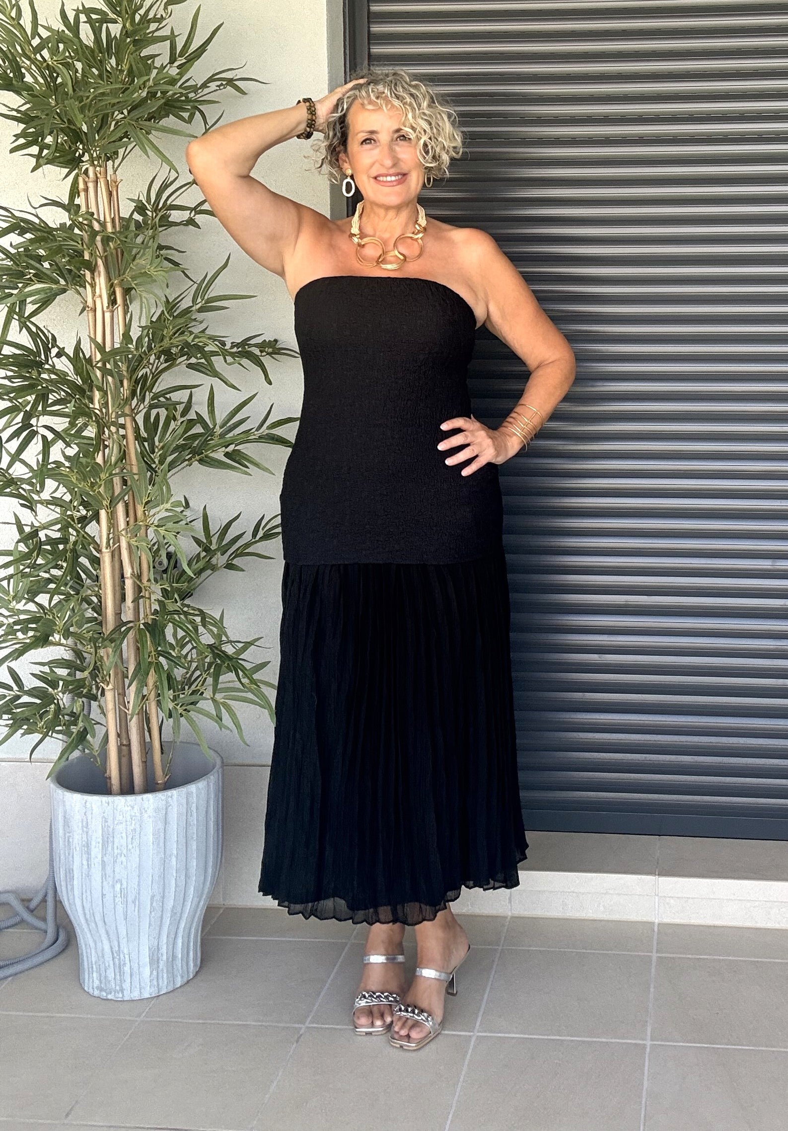 Vestido Negro Palabra de Honor con Plisado desde la Cadera y Silicona Interior